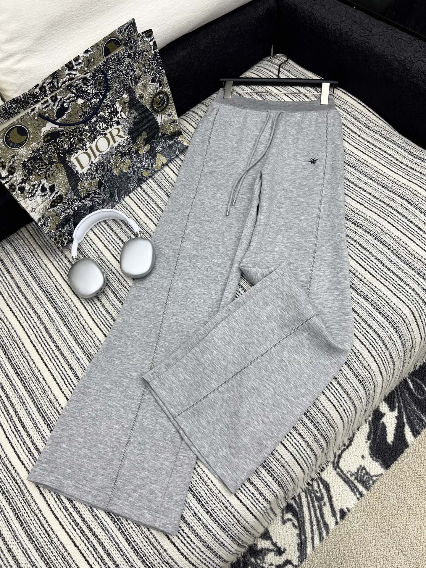 🛒𝐍𝐄𝐖 · 𝟐𝟎𝟐5/爆款现货

原单品质  Dio*｜25新款抽绳拼接休闲裤
颜色百搭高级  定制小