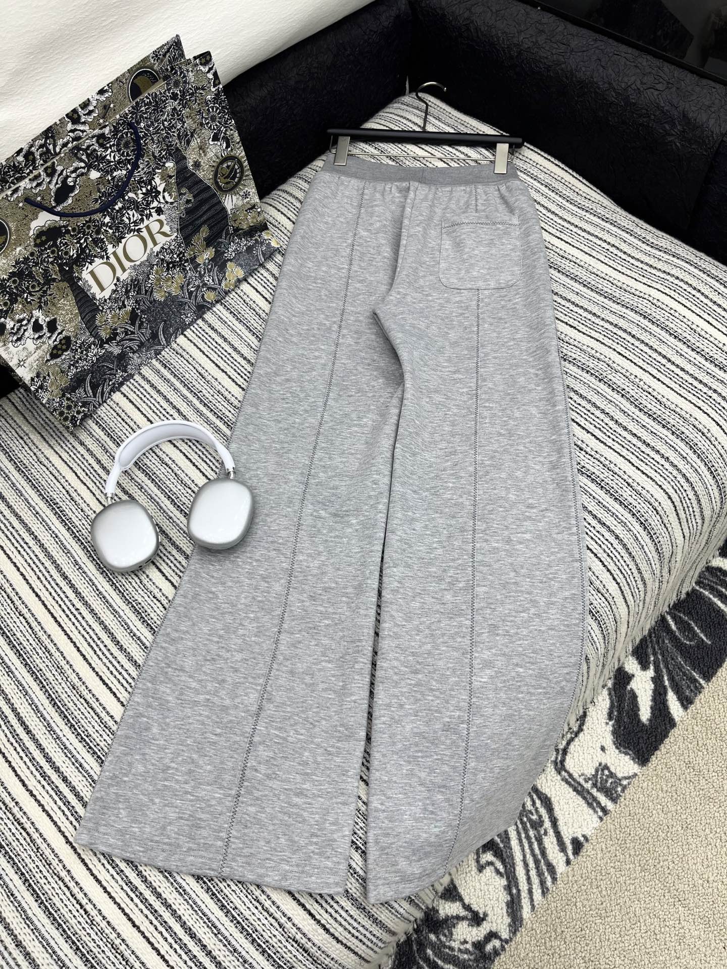 🛒𝐍𝐄𝐖 · 𝟐𝟎𝟐5/爆款现货

原单品质  Dio*｜25新款抽绳拼接休闲裤
颜色百搭高级  定制小