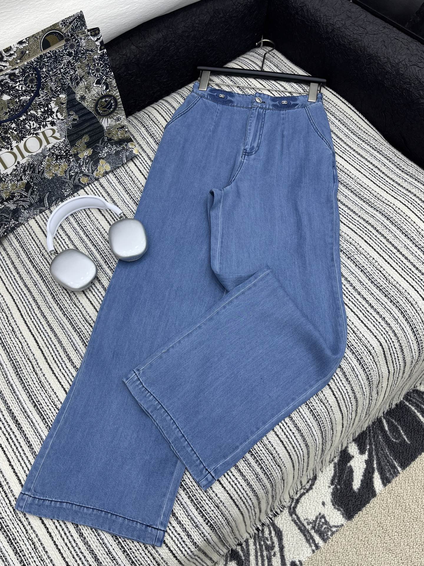 🛒𝐍𝐄𝐖 · 𝟐𝟎𝟐5/爆款现货

原单品质  Miu Mi*｜25新款撞色花边刺绣天丝牛仔裤
订制高品