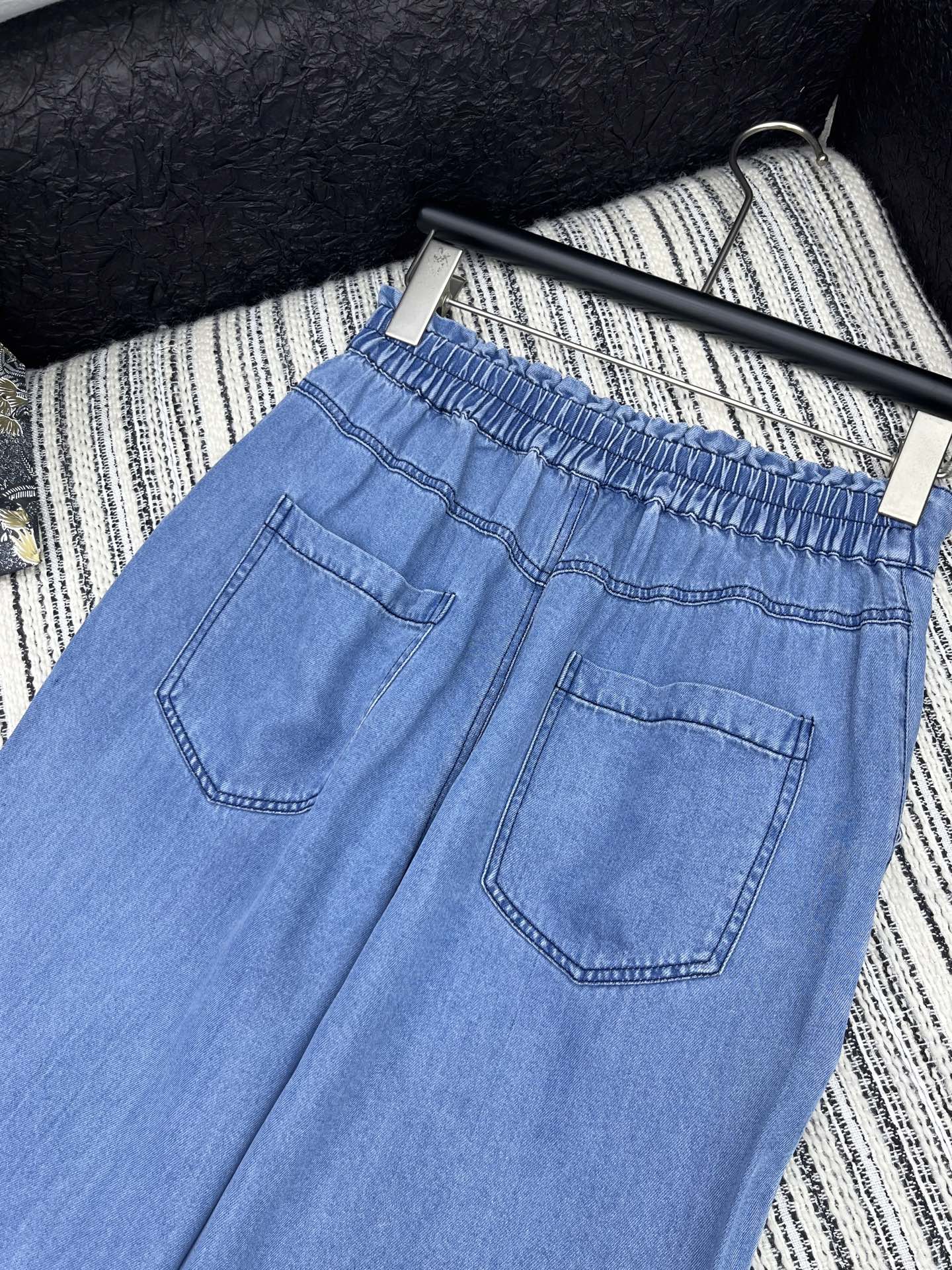 🛒𝐍𝐄𝐖 · 𝟐𝟎𝟐5/爆款现货

原单品质  Miu Mi*｜25新款撞色花边刺绣天丝牛仔裤
订制高品