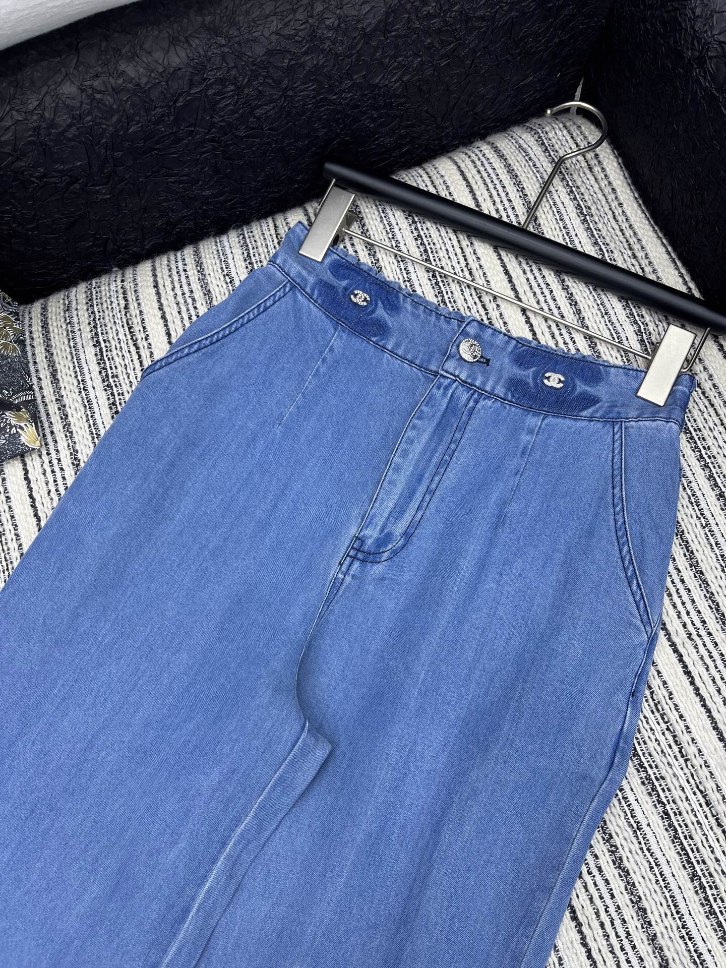 🛒𝐍𝐄𝐖 · 𝟐𝟎𝟐5/爆款现货

原单品质  Miu Mi*｜25新款撞色花边刺绣天丝牛仔裤
订制高品