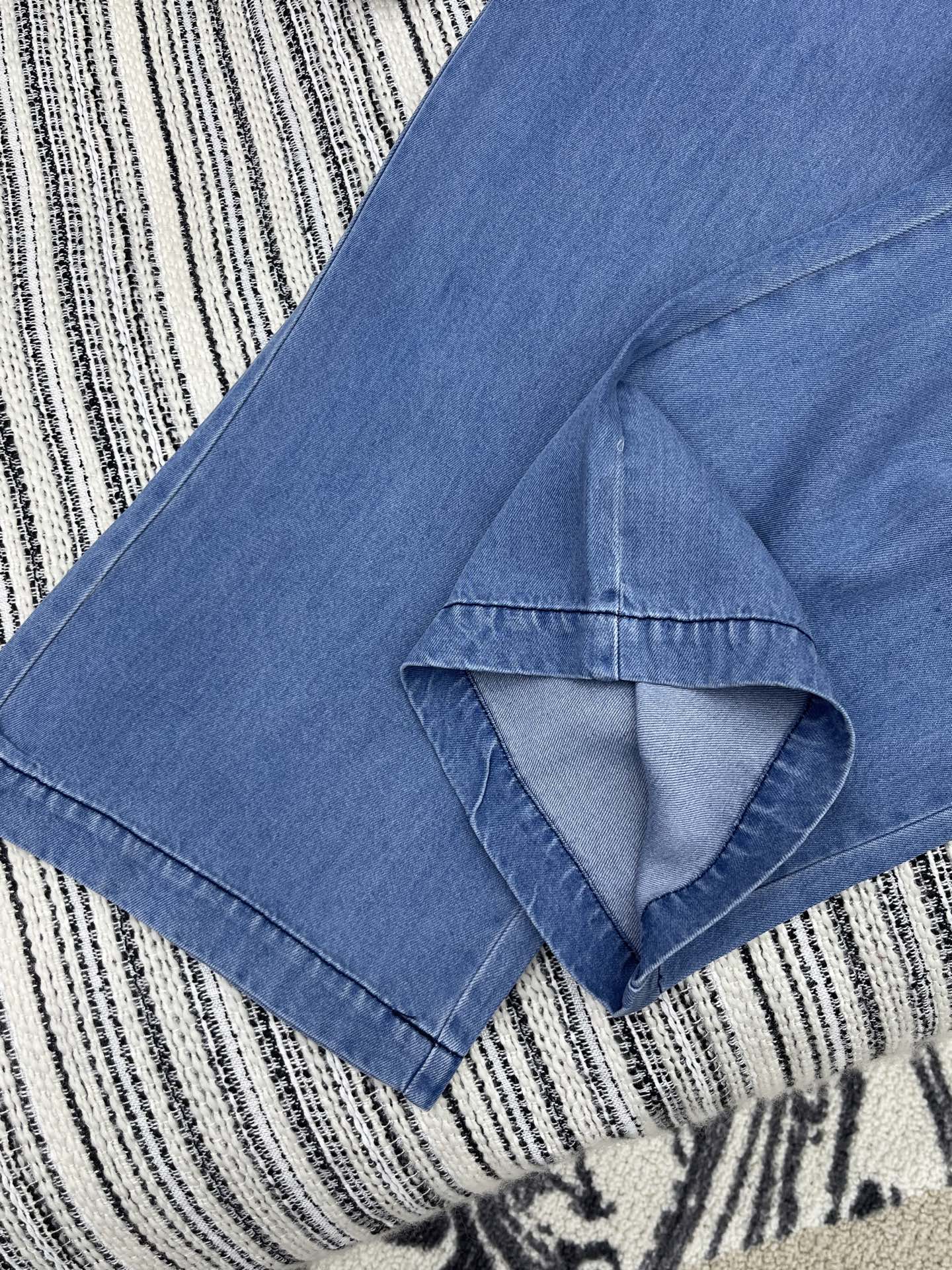 🛒𝐍𝐄𝐖 · 𝟐𝟎𝟐5/爆款现货

原单品质  Miu Mi*｜25新款撞色花边刺绣天丝牛仔裤
订制高品