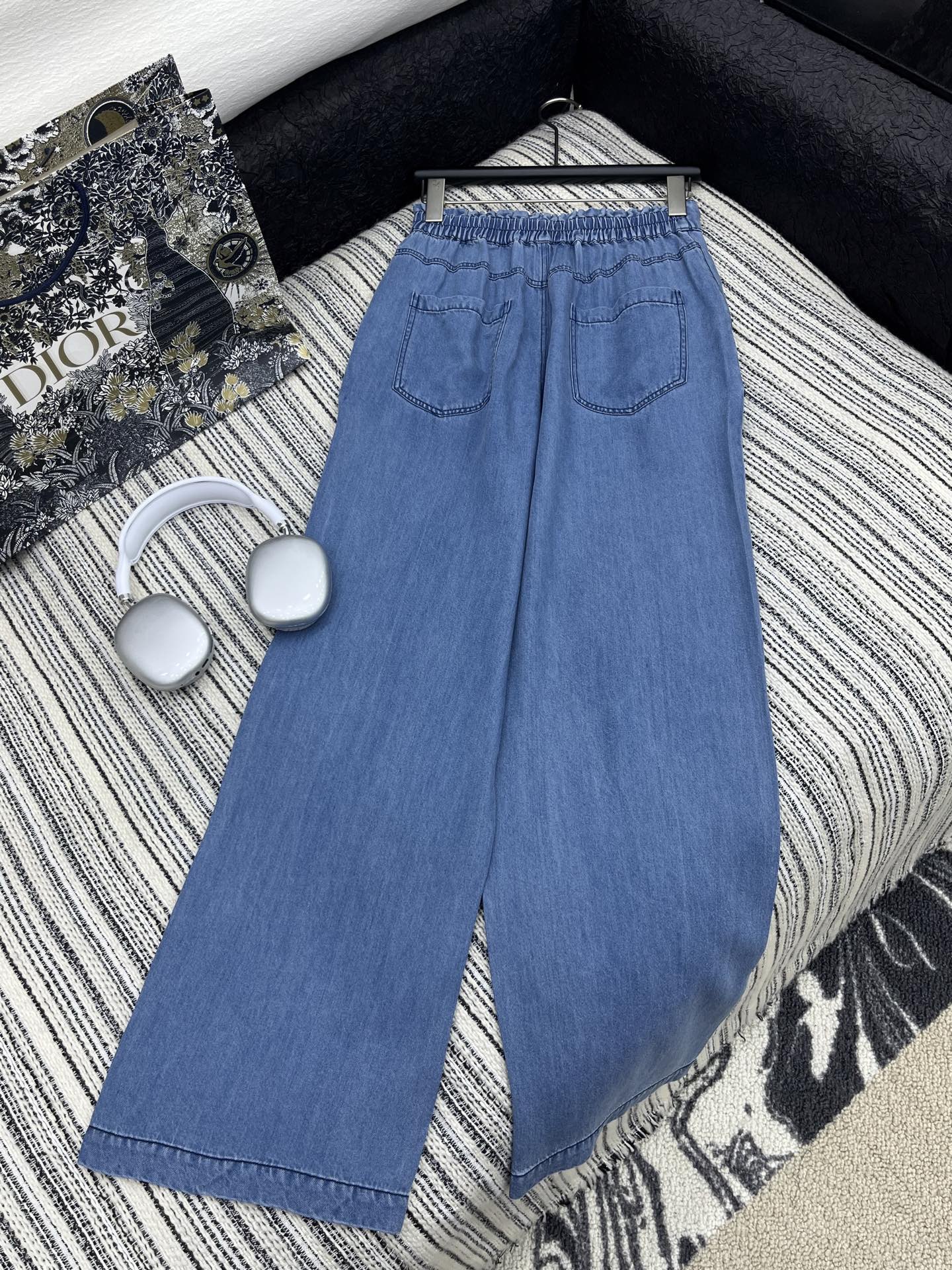 🛒𝐍𝐄𝐖 · 𝟐𝟎𝟐5/爆款现货

原单品质  Miu Mi*｜25新款撞色花边刺绣天丝牛仔裤
订制高品