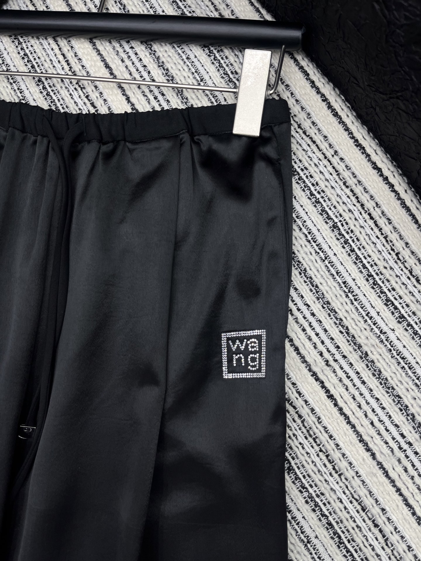 🛒𝐍𝐄𝐖 · 𝟐𝟎𝟐5/爆款现货

原单品质  Alex*｜25新款抽绳烫钻休闲裤
颜色百搭高级  定制