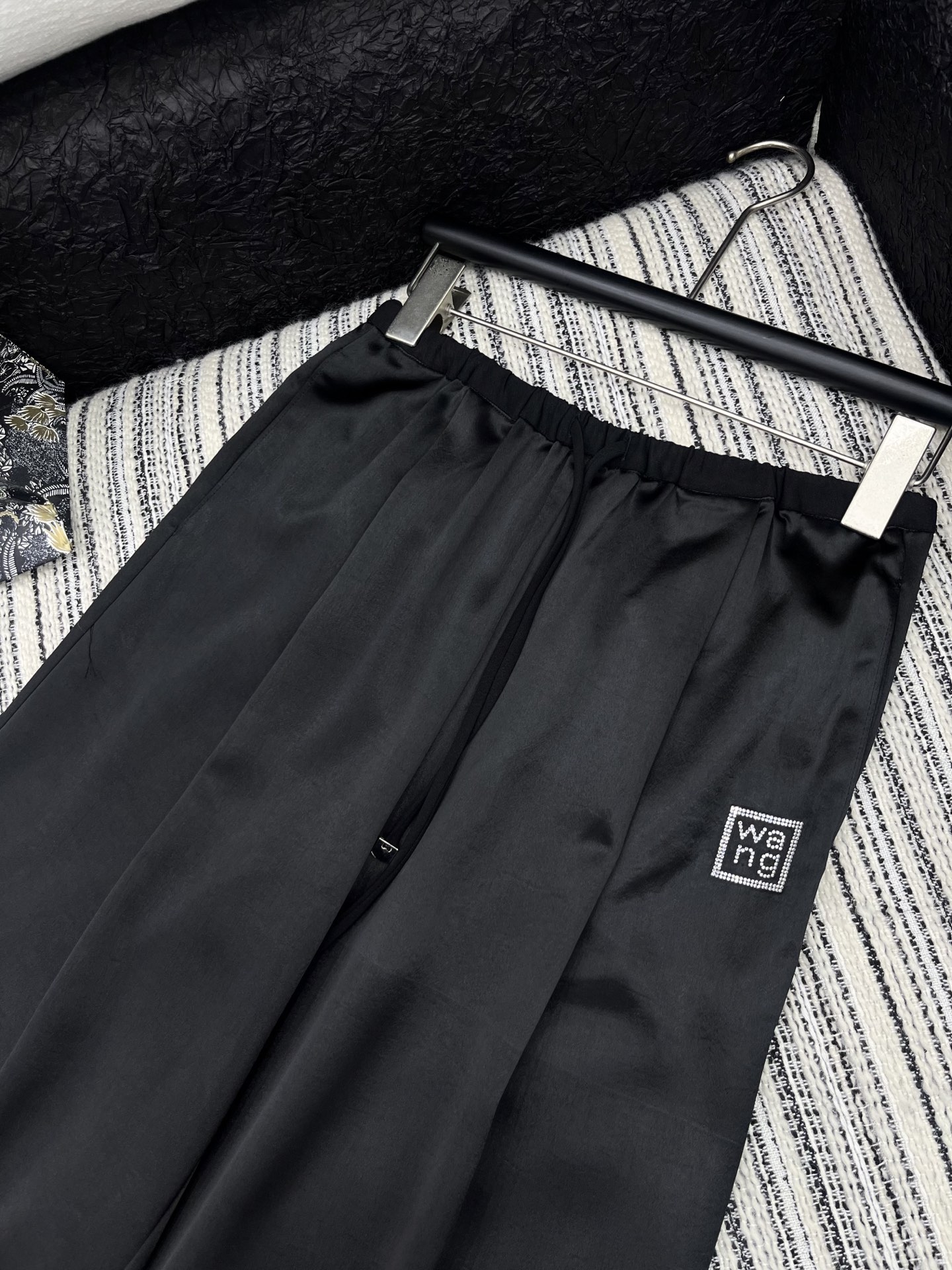 🛒𝐍𝐄𝐖 · 𝟐𝟎𝟐5/爆款现货

原单品质  Alex*｜25新款抽绳烫钻休闲裤
颜色百搭高级  定制