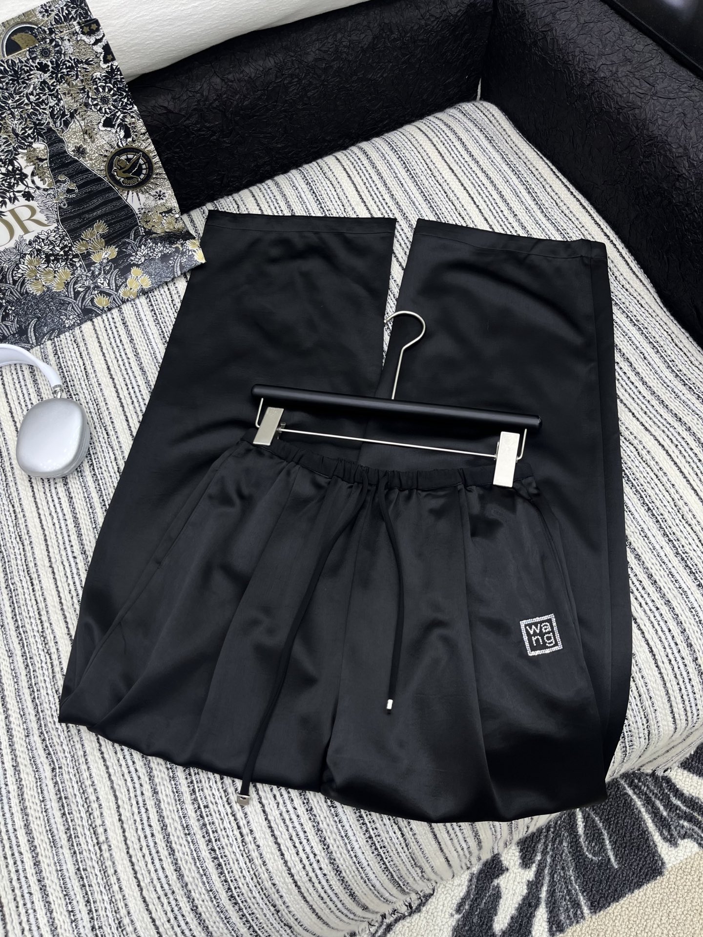 🛒𝐍𝐄𝐖 · 𝟐𝟎𝟐5/爆款现货

原单品质  Alex*｜25新款抽绳烫钻休闲裤
颜色百搭高级  定制