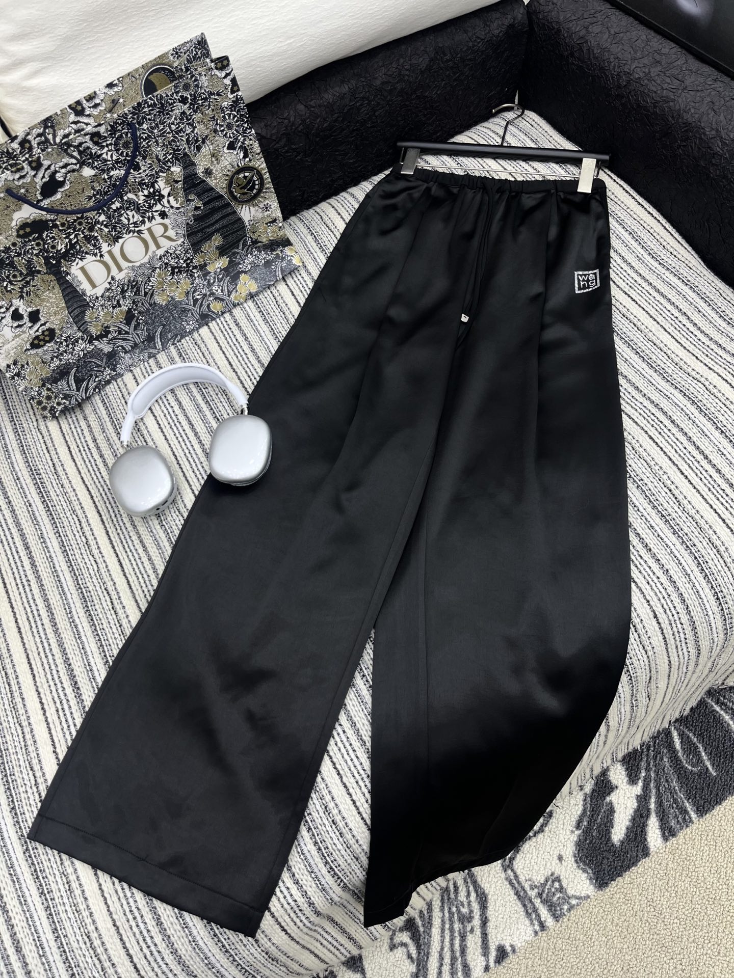🛒𝐍𝐄𝐖 · 𝟐𝟎𝟐5/爆款现货

原单品质  Alex*｜25新款抽绳烫钻休闲裤
颜色百搭高级  定制