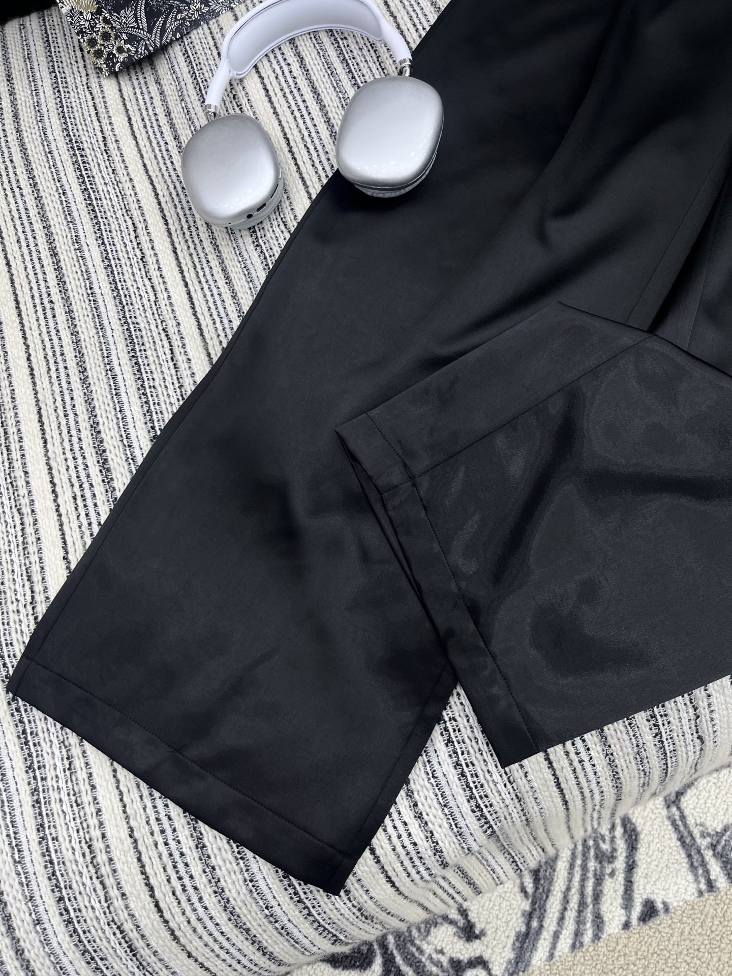 🛒𝐍𝐄𝐖 · 𝟐𝟎𝟐5/爆款现货

原单品质  Alex*｜25新款抽绳烫钻休闲裤
颜色百搭高级  定制