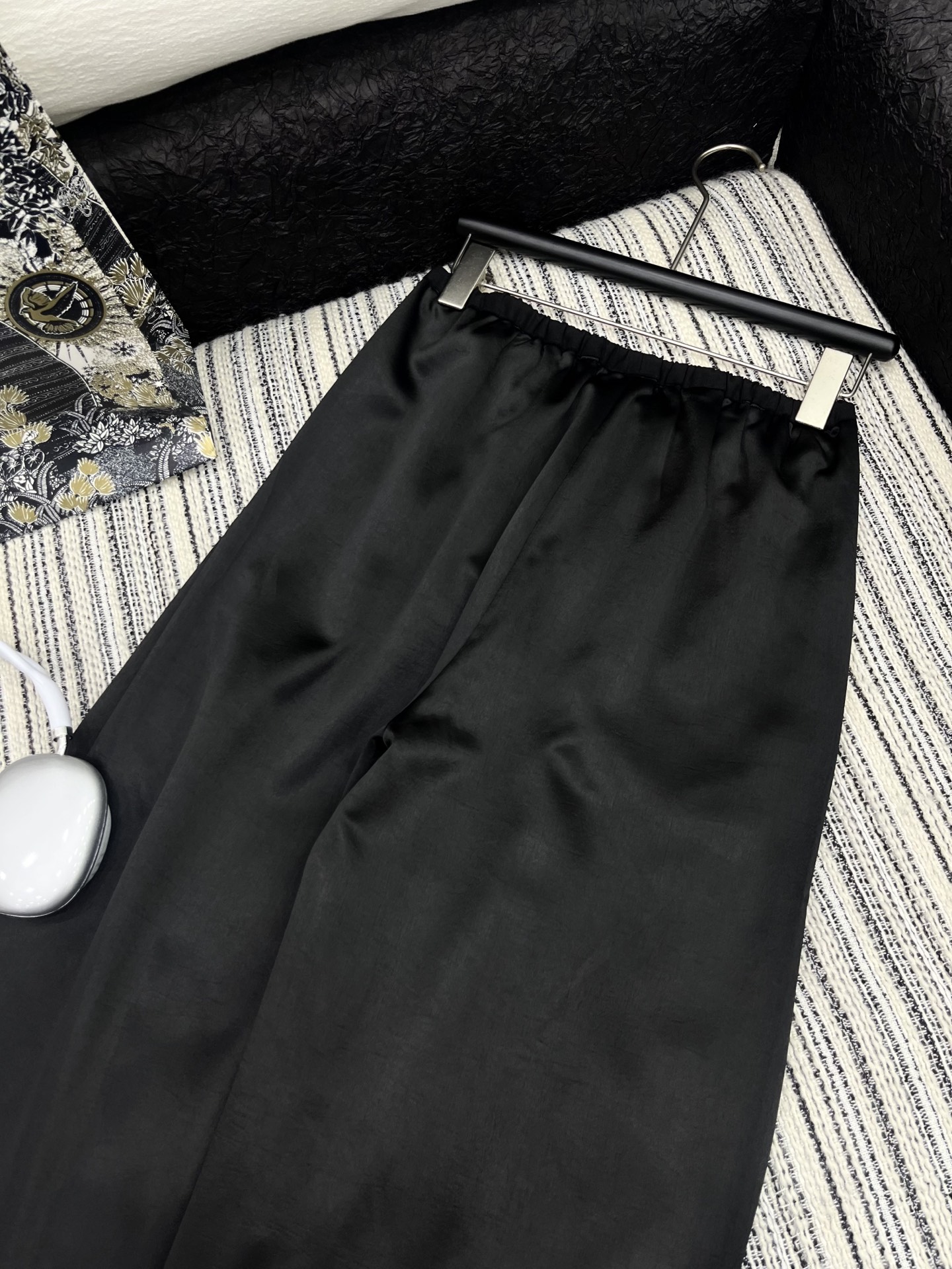 🛒𝐍𝐄𝐖 · 𝟐𝟎𝟐5/爆款现货

原单品质  Alex*｜25新款抽绳烫钻休闲裤
颜色百搭高级  定制