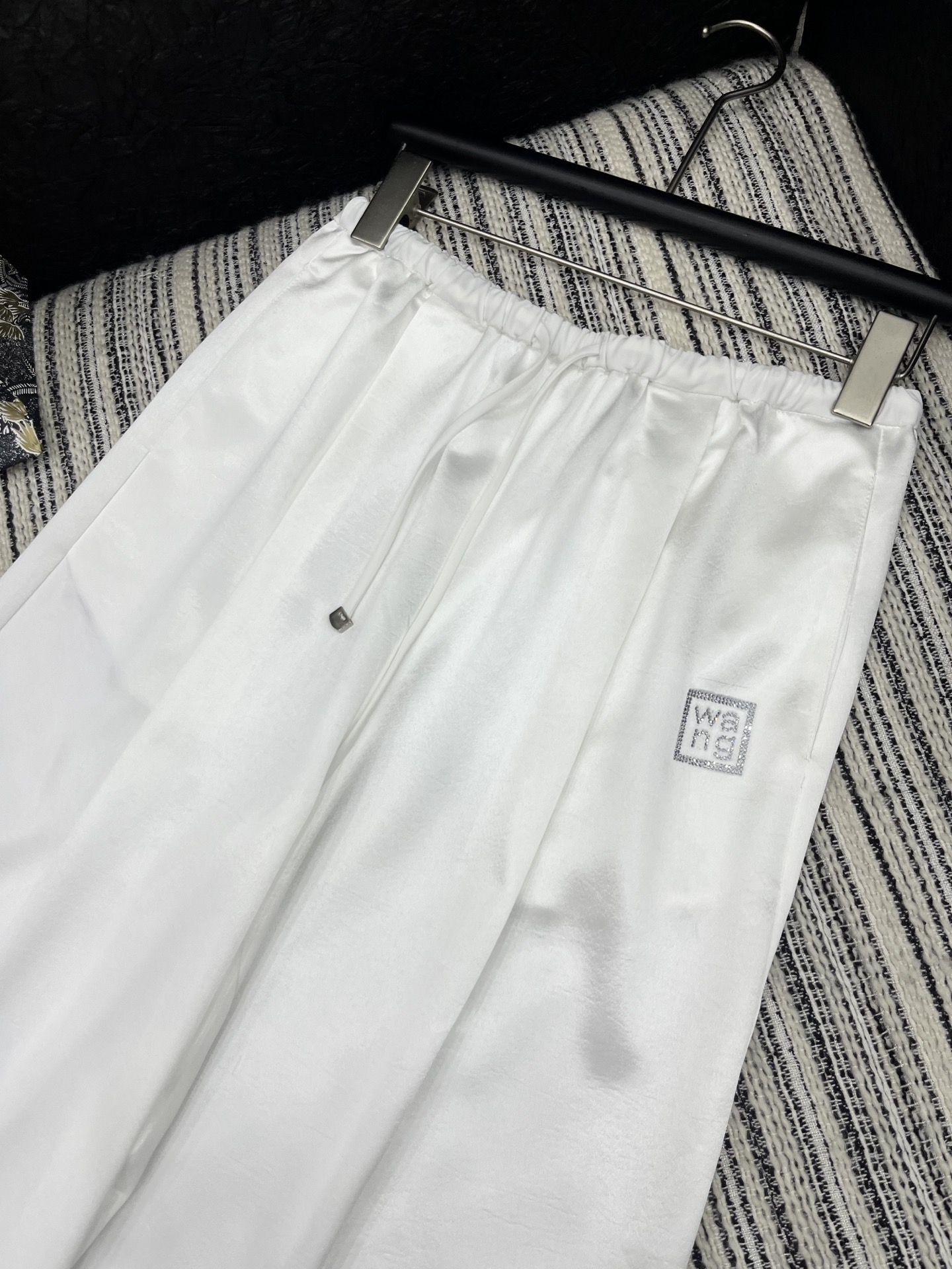 🛒𝐍𝐄𝐖 · 𝟐𝟎𝟐5/爆款现货

原单品质  Alex*｜25新款抽绳烫钻休闲裤
颜色百搭高级  定制