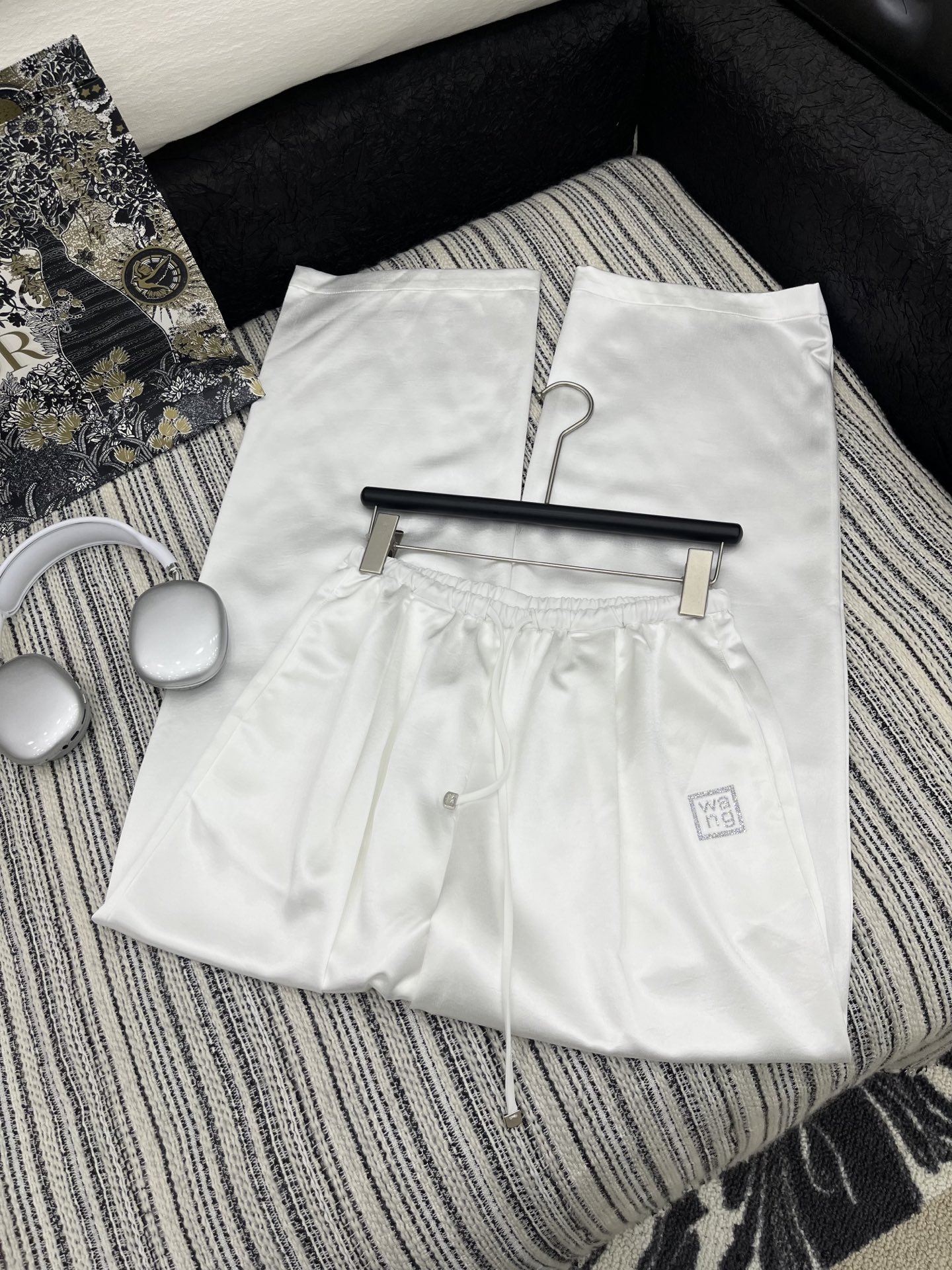 🛒𝐍𝐄𝐖 · 𝟐𝟎𝟐5/爆款现货

原单品质  Alex*｜25新款抽绳烫钻休闲裤
颜色百搭高级  定制