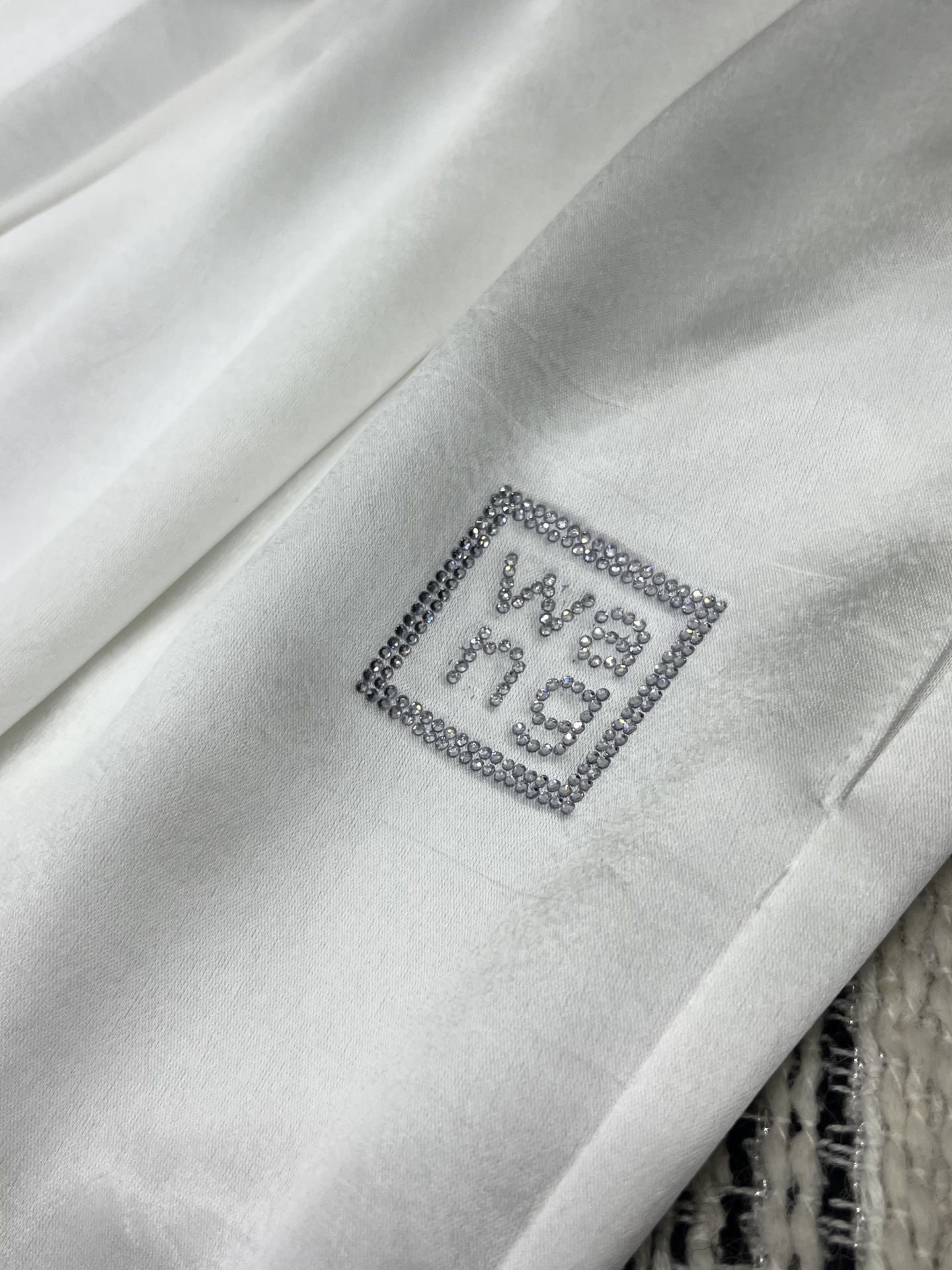 🛒𝐍𝐄𝐖 · 𝟐𝟎𝟐5/爆款现货

原单品质  Alex*｜25新款抽绳烫钻休闲裤
颜色百搭高级  定制