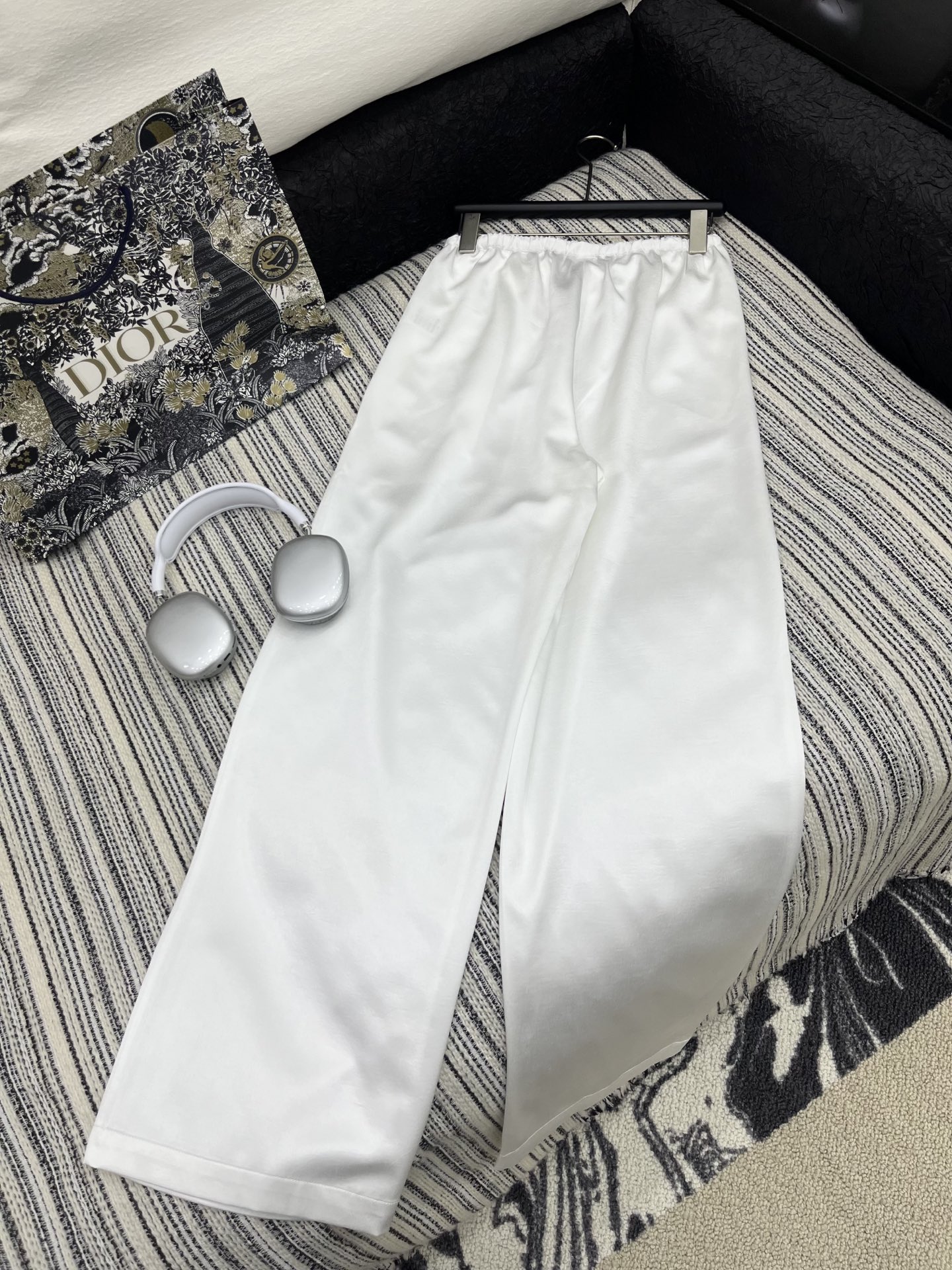 🛒𝐍𝐄𝐖 · 𝟐𝟎𝟐5/爆款现货

原单品质  Alex*｜25新款抽绳烫钻休闲裤
颜色百搭高级  定制