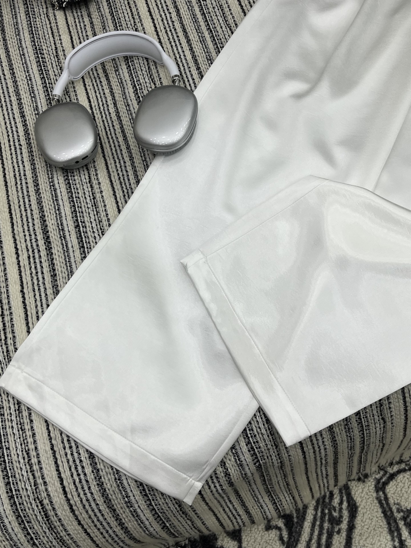 🛒𝐍𝐄𝐖 · 𝟐𝟎𝟐5/爆款现货

原单品质  Alex*｜25新款抽绳烫钻休闲裤
颜色百搭高级  定制