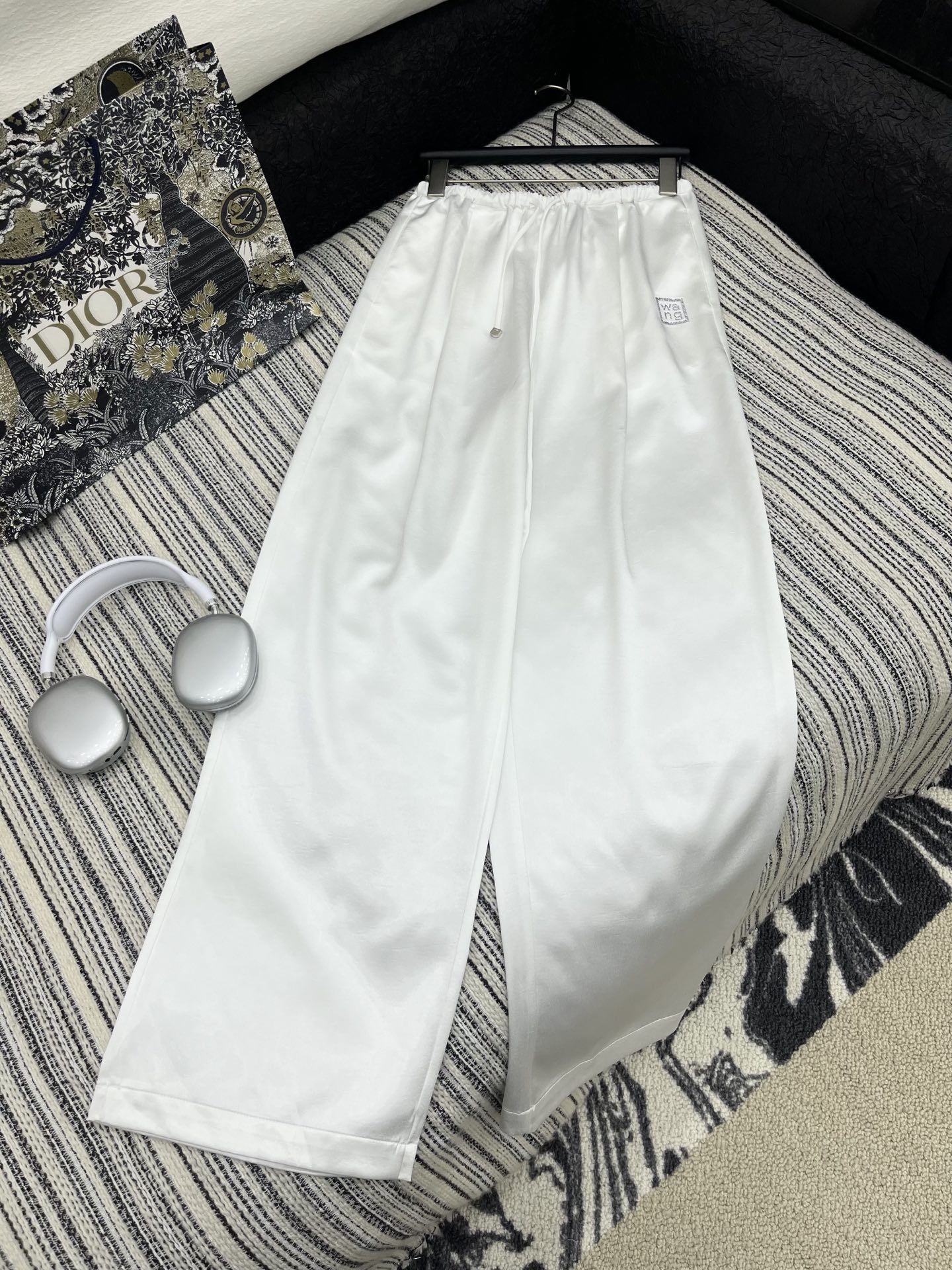 🛒𝐍𝐄𝐖 · 𝟐𝟎𝟐5/爆款现货

原单品质  Alex*｜25新款抽绳烫钻休闲裤
颜色百搭高级  定制