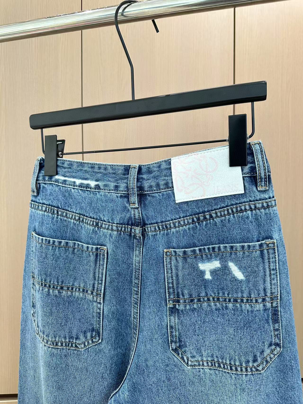 🛒𝐍𝐄𝐖 · 𝟐𝟎𝟐5/爆款现货

原单品质  Loe*｜女神同款破洞牛仔裤 
这款牛仔裤选用优质面料，