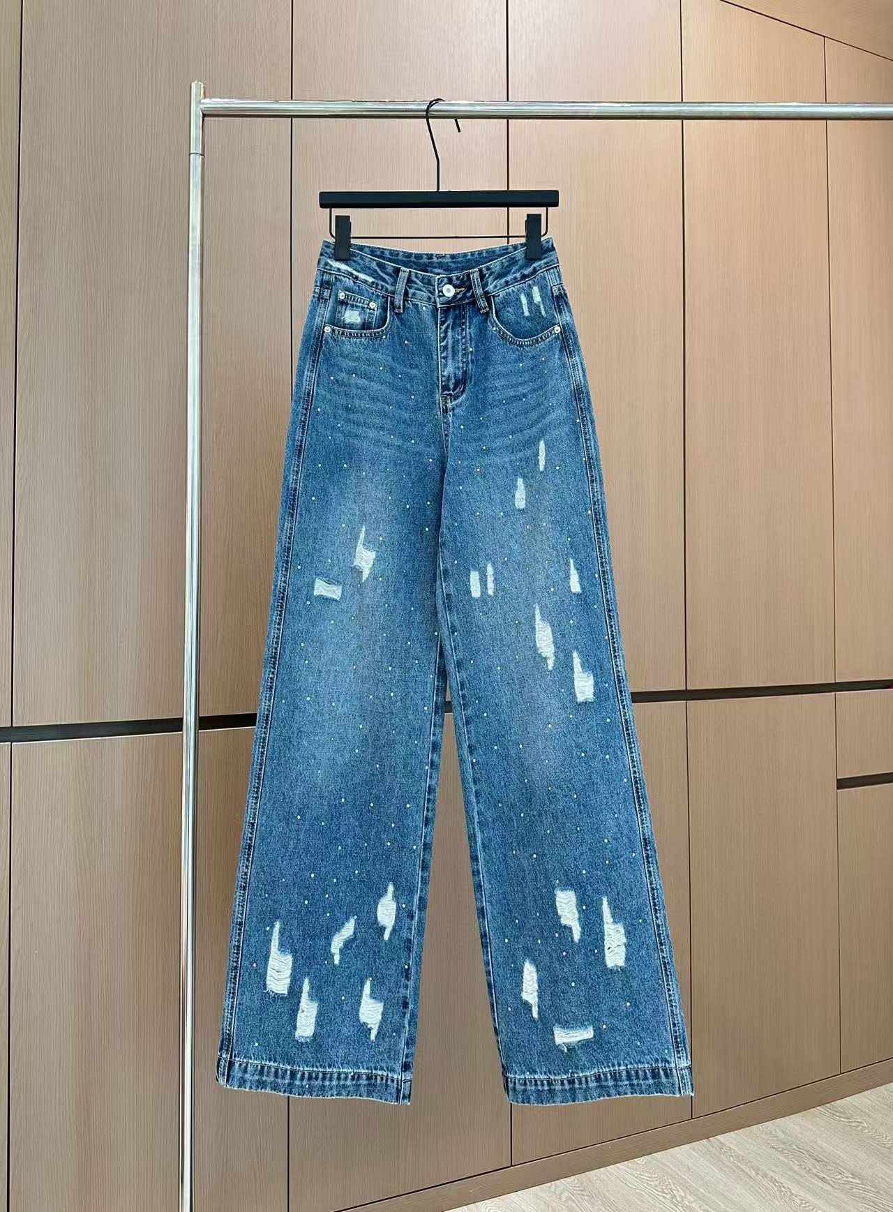 🛒𝐍𝐄𝐖 · 𝟐𝟎𝟐5/爆款现货

原单品质  Loe*｜女神同款破洞牛仔裤 
这款牛仔裤选用优质面料，