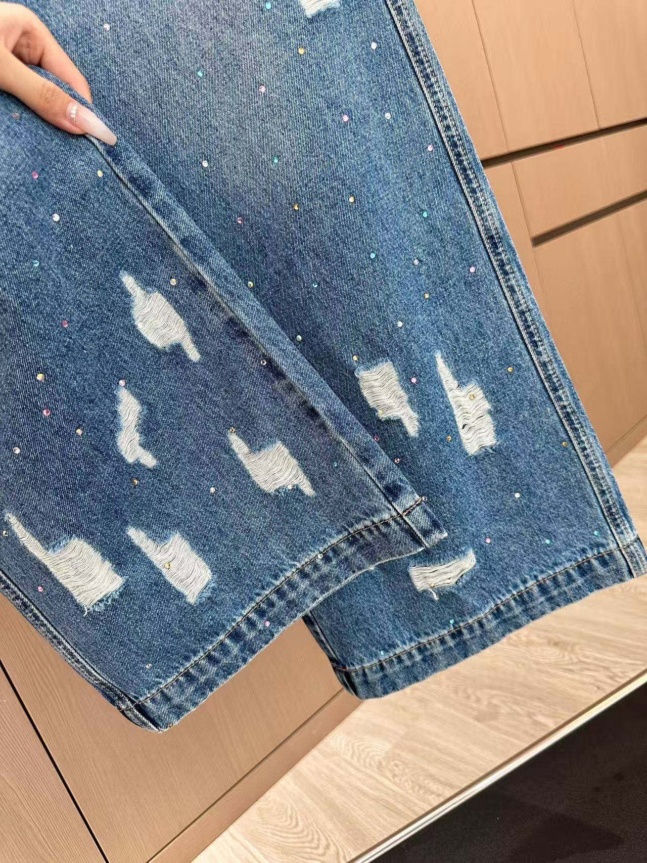 🛒𝐍𝐄𝐖 · 𝟐𝟎𝟐5/爆款现货

原单品质  Loe*｜女神同款破洞牛仔裤 
这款牛仔裤选用优质面料，