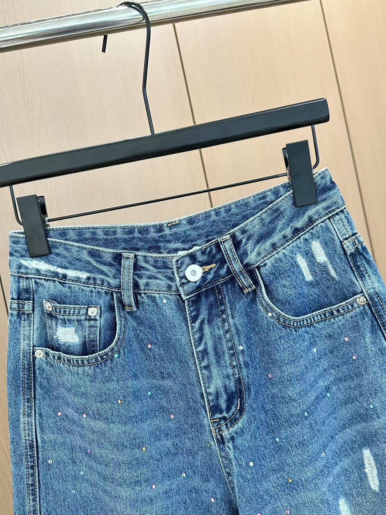 🛒𝐍𝐄𝐖 · 𝟐𝟎𝟐5/爆款现货

原单品质  Loe*｜女神同款破洞牛仔裤 
这款牛仔裤选用优质面料，