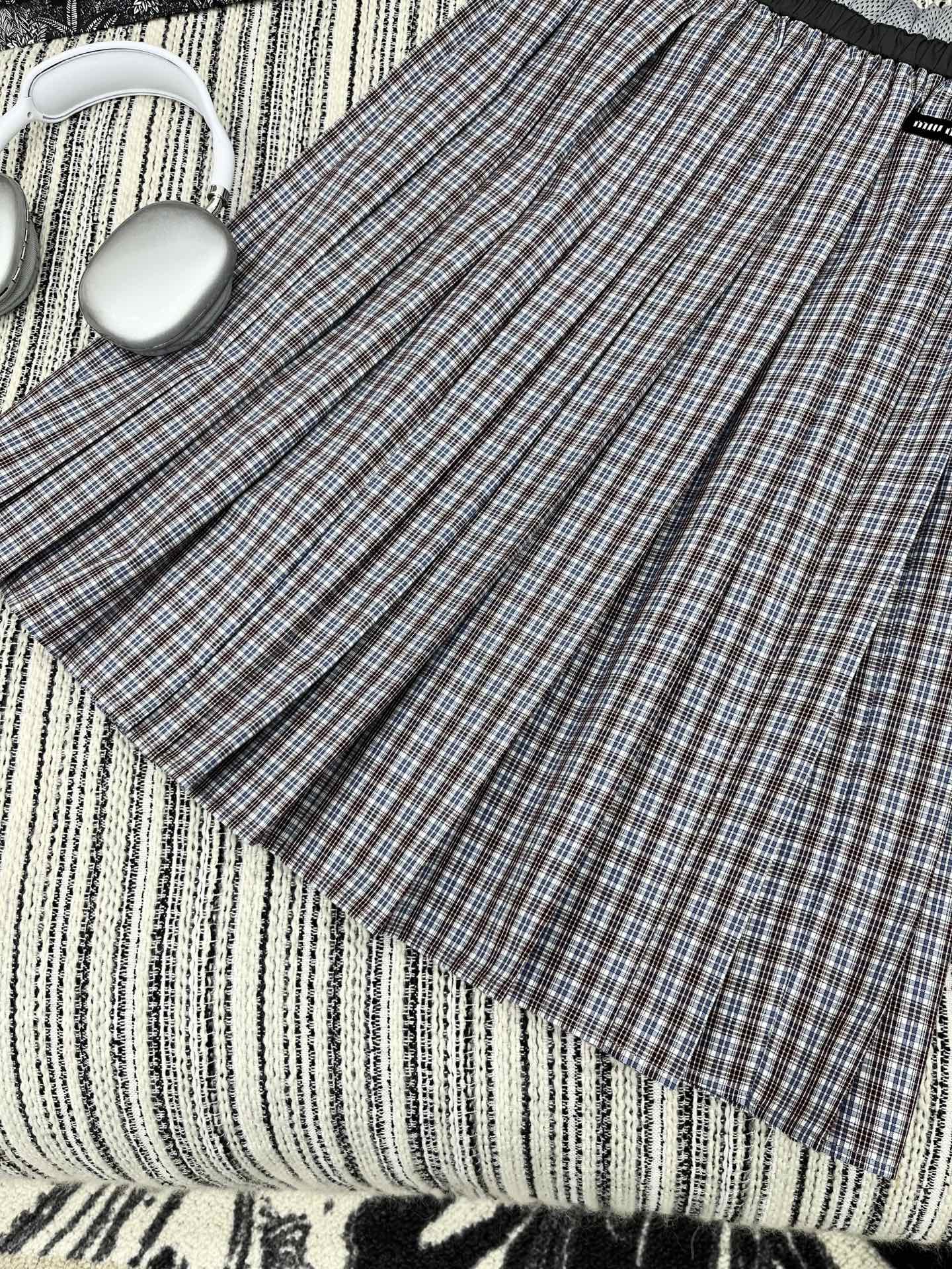 🛒𝐍𝐄𝐖 · 𝟐𝟎𝟐5/爆款现货

【原版定制】 Miu Mi*｜25新款松紧百褶格纹半裙
经典色系 定