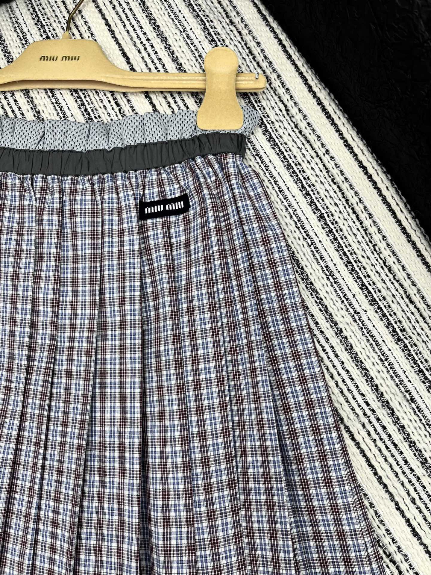 🛒𝐍𝐄𝐖 · 𝟐𝟎𝟐5/爆款现货

【原版定制】 Miu Mi*｜25新款松紧百褶格纹半裙
经典色系 定