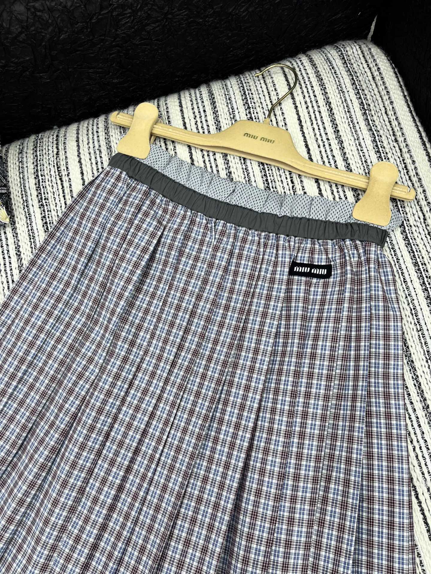 🛒𝐍𝐄𝐖 · 𝟐𝟎𝟐5/爆款现货

【原版定制】 Miu Mi*｜25新款松紧百褶格纹半裙
经典色系 定