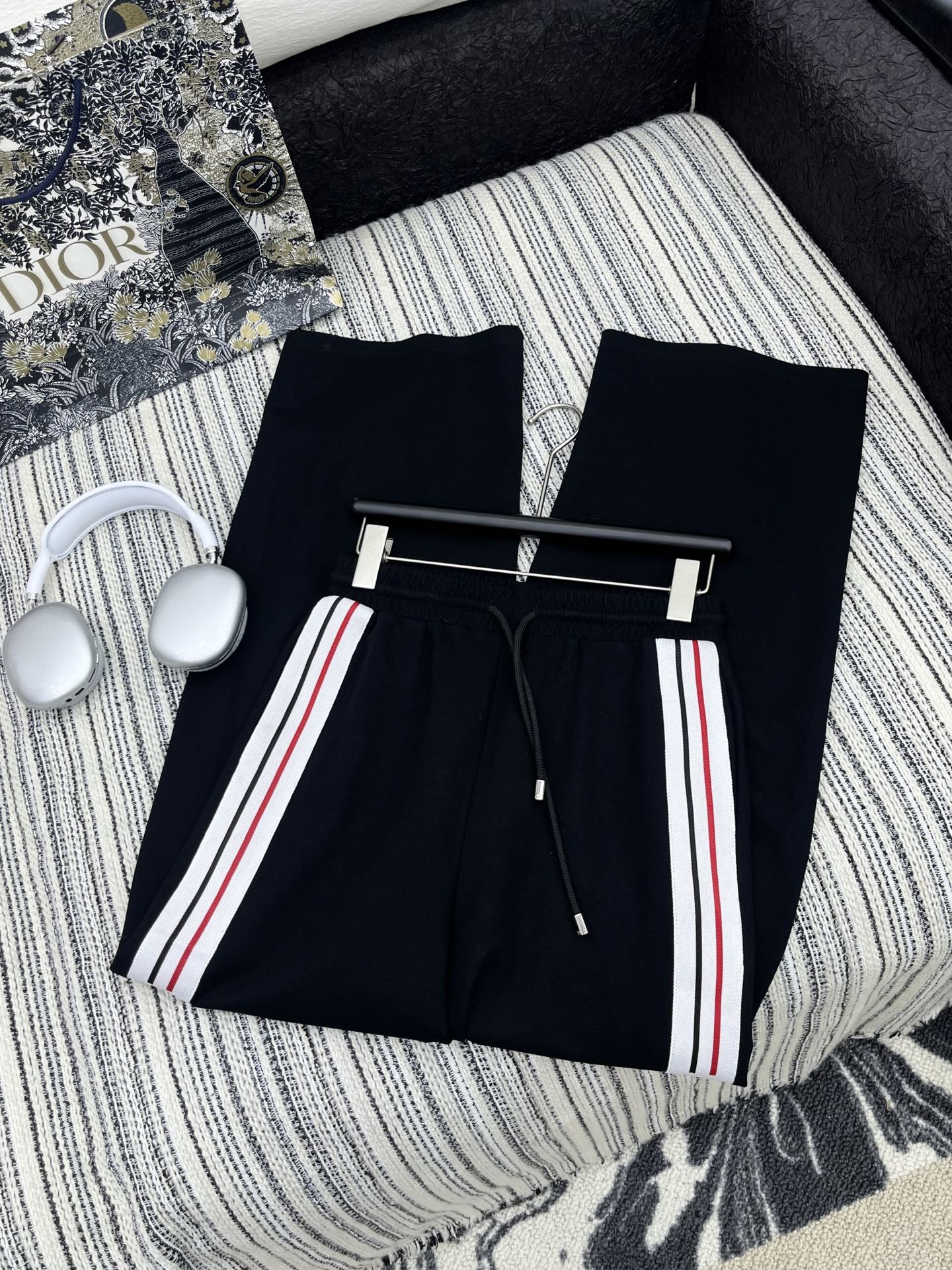 🛒𝐍𝐄𝐖 · 𝟐𝟎𝟐5/爆款现货

原单品质  Dio*｜25新款运动休闲裤
重工抽绳松紧腰工艺   高