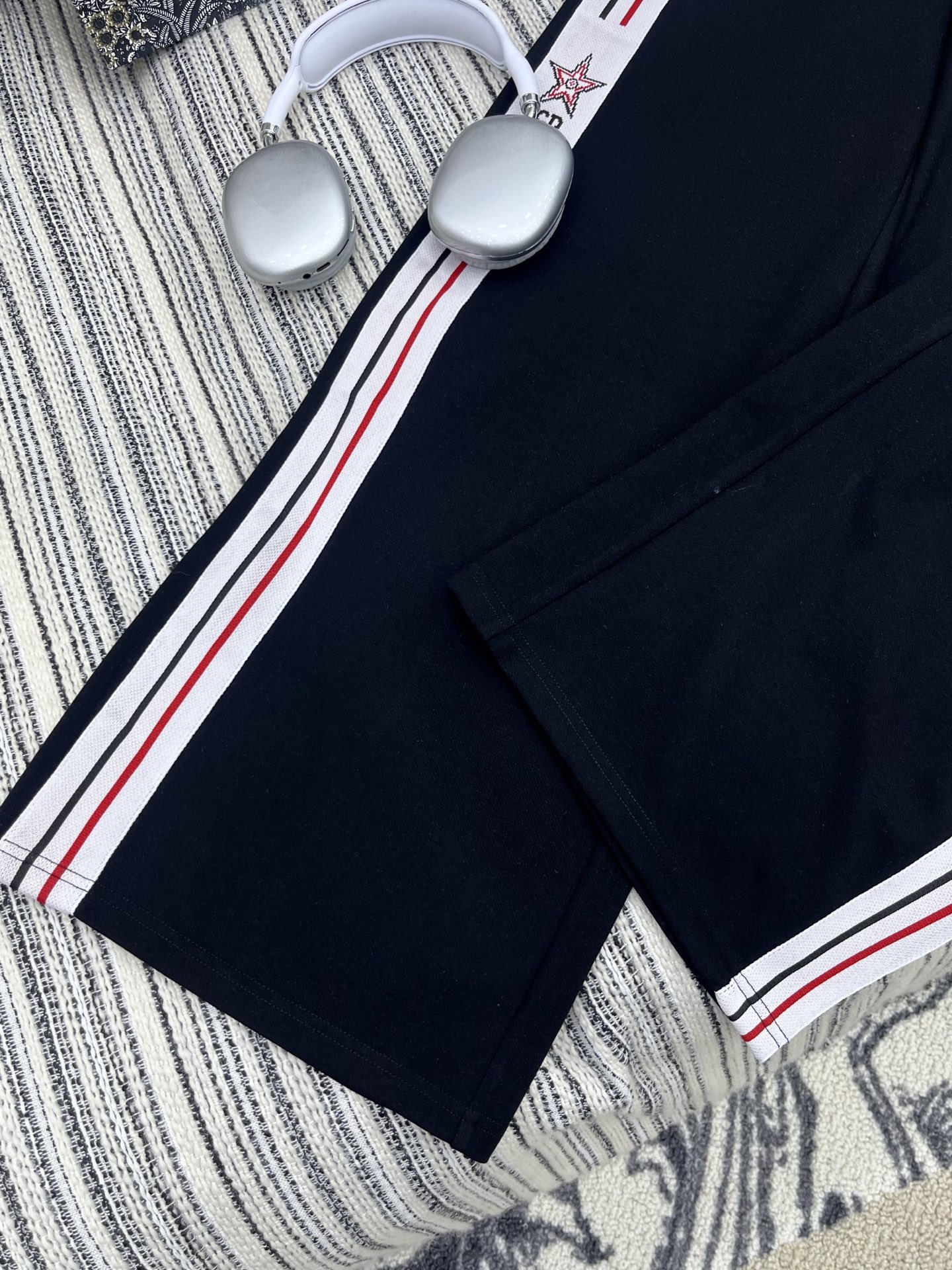 🛒𝐍𝐄𝐖 · 𝟐𝟎𝟐5/爆款现货

原单品质  Dio*｜25新款运动休闲裤
重工抽绳松紧腰工艺   高