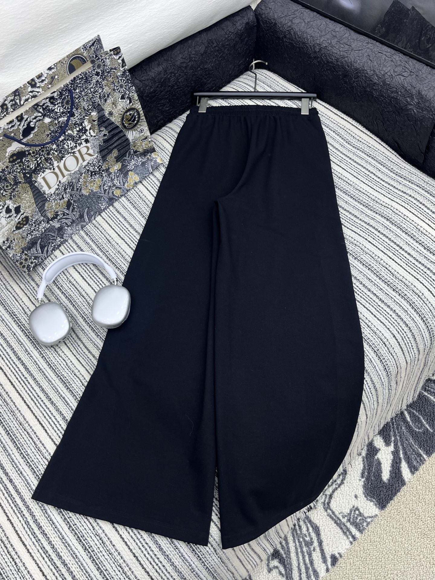 🛒𝐍𝐄𝐖 · 𝟐𝟎𝟐5/爆款现货

原单品质  Dio*｜25新款运动休闲裤
重工抽绳松紧腰工艺   高