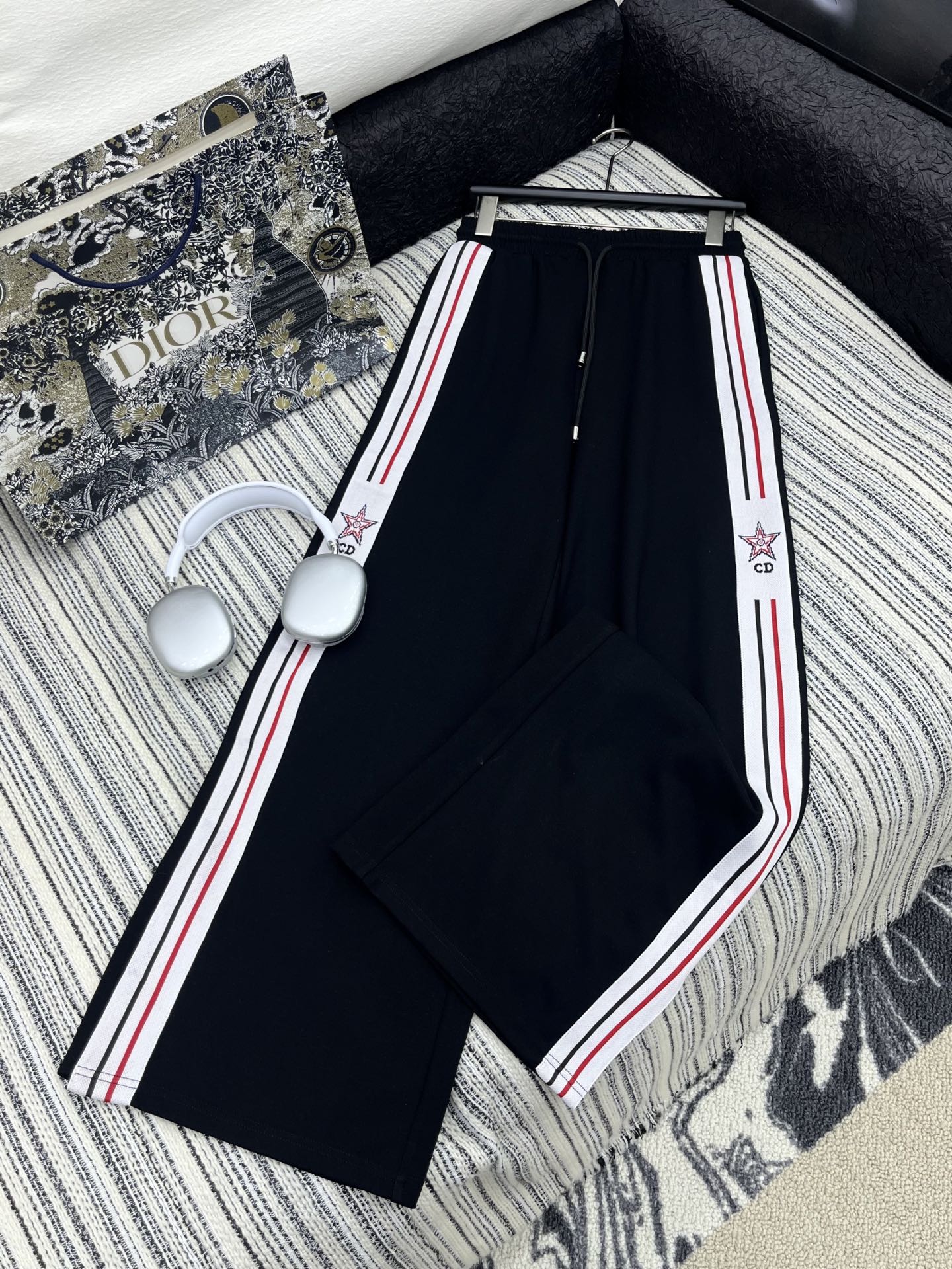 🛒𝐍𝐄𝐖 · 𝟐𝟎𝟐5/爆款现货

原单品质  Dio*｜25新款运动休闲裤
重工抽绳松紧腰工艺   高