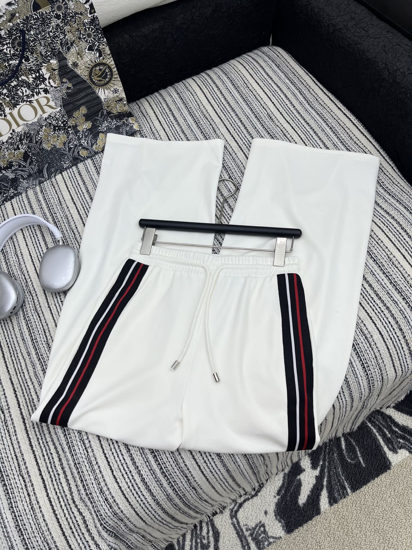 🛒𝐍𝐄𝐖 · 𝟐𝟎𝟐5/爆款现货

原单品质  Dio*｜25新款运动休闲裤
重工抽绳松紧腰工艺   高