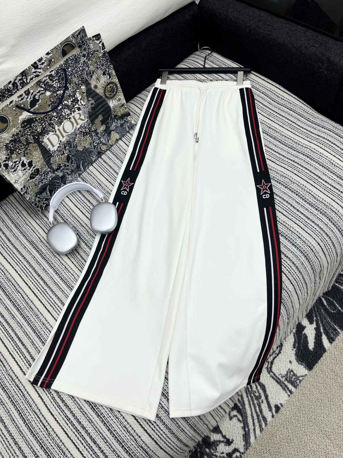🛒𝐍𝐄𝐖 · 𝟐𝟎𝟐5/爆款现货

原单品质  Dio*｜25新款运动休闲裤
重工抽绳松紧腰工艺   高