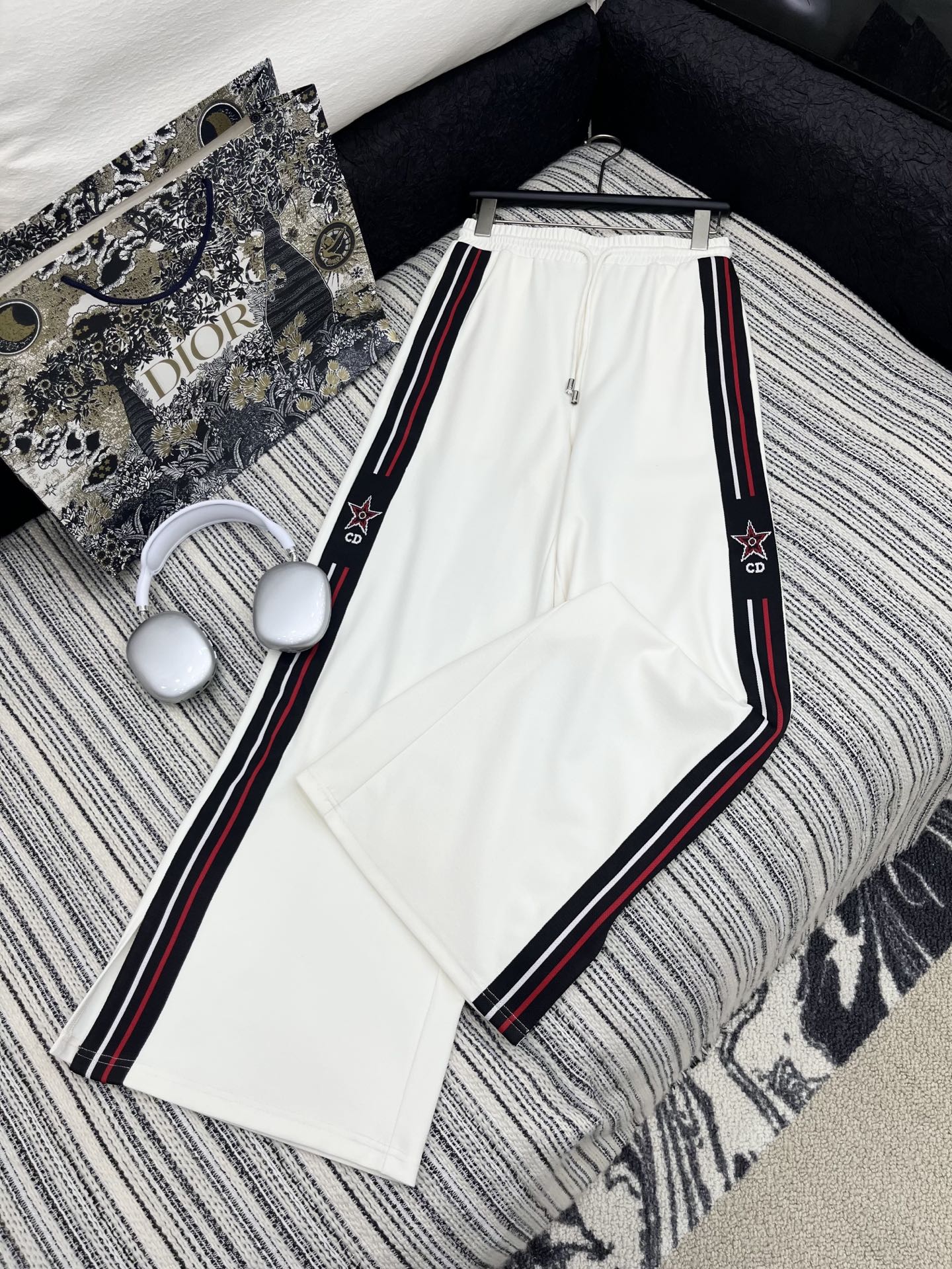 🛒𝐍𝐄𝐖 · 𝟐𝟎𝟐5/爆款现货

原单品质  Dio*｜25新款运动休闲裤
重工抽绳松紧腰工艺   高