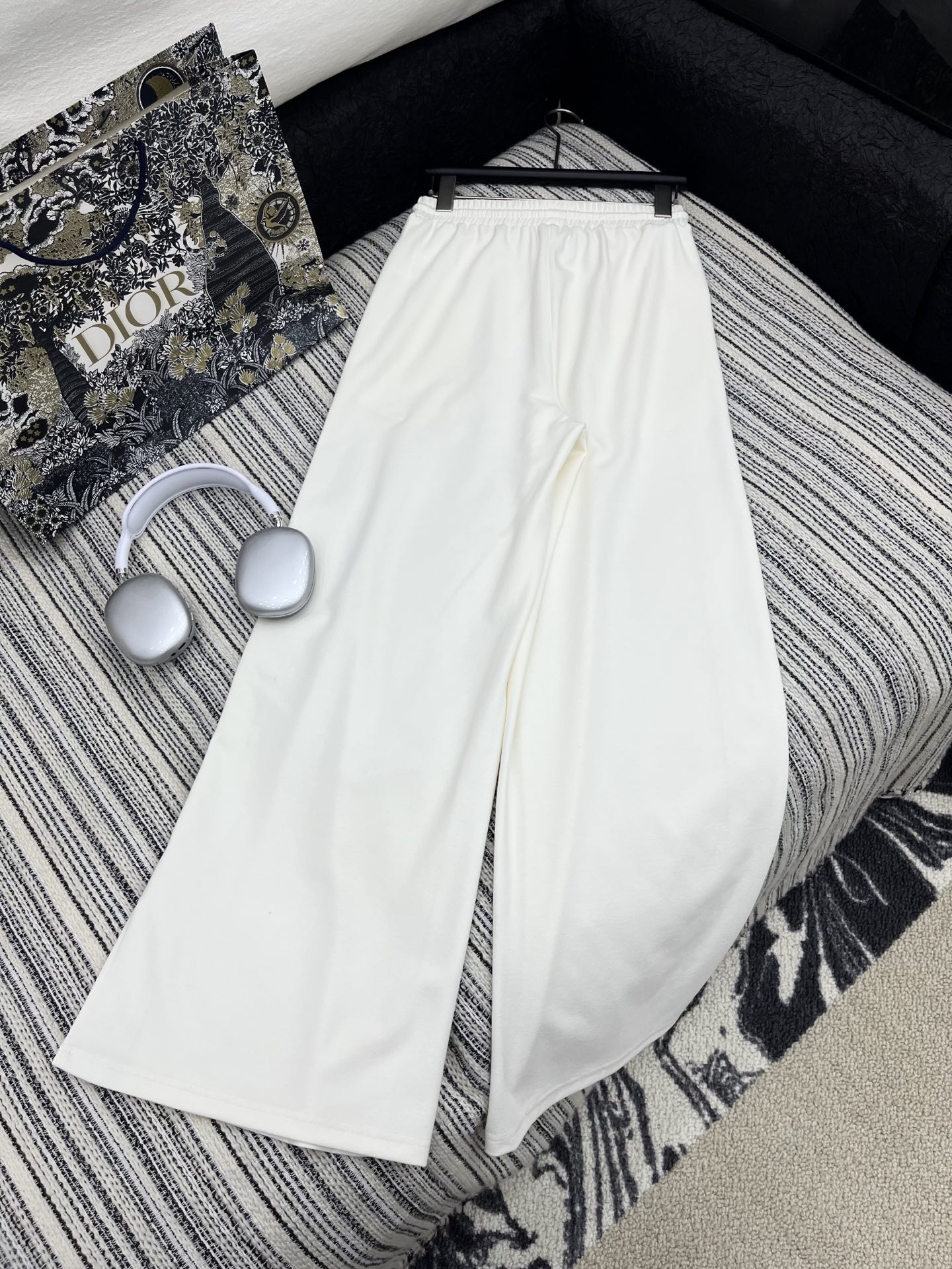 🛒𝐍𝐄𝐖 · 𝟐𝟎𝟐5/爆款现货

原单品质  Dio*｜25新款运动休闲裤
重工抽绳松紧腰工艺   高