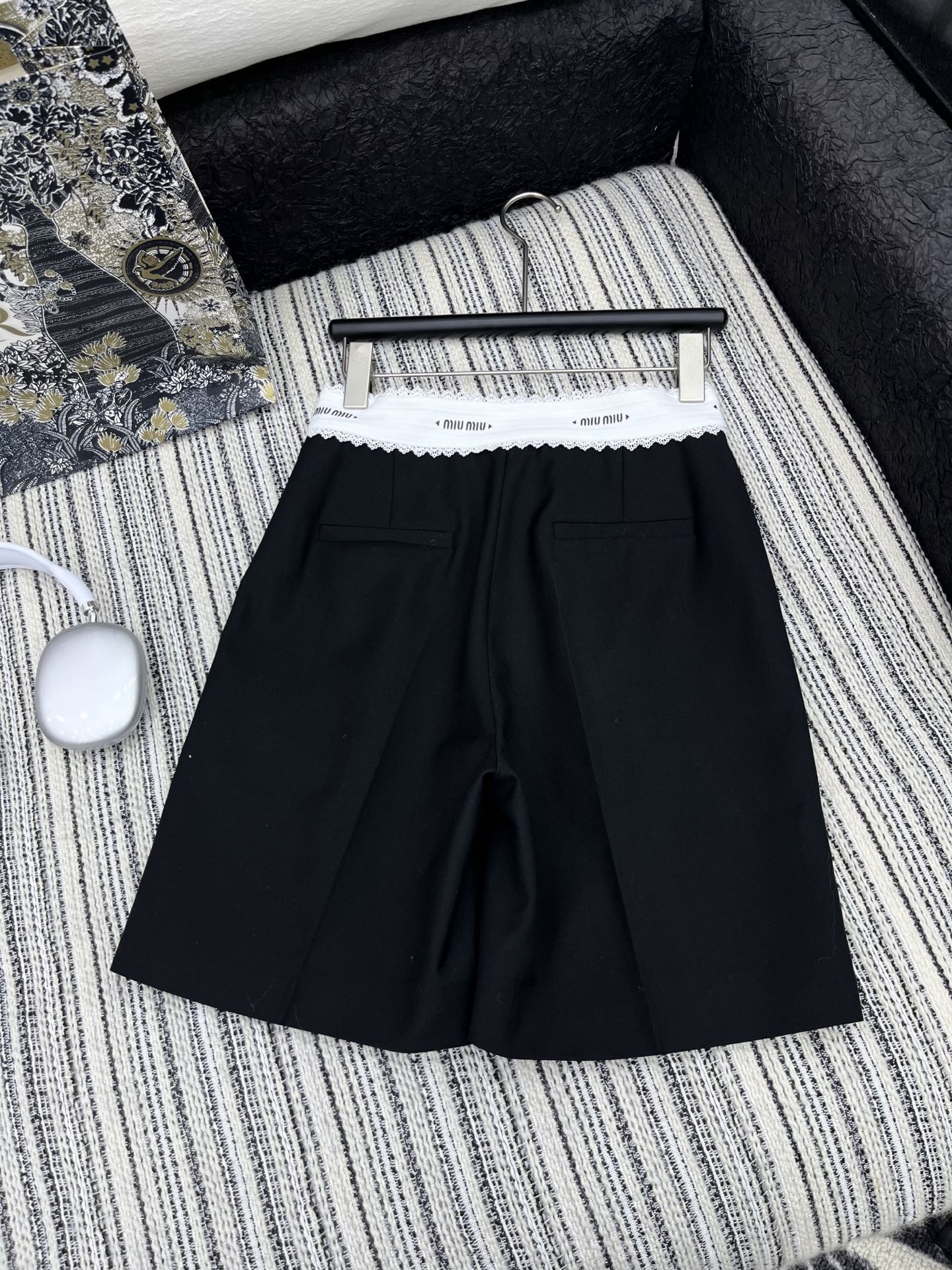 🛒𝐍𝐄𝐖 · 𝟐𝟎𝟐5/爆款现货

原单品质  Miu Mi*｜✔️时髦精们衣橱必备的一条百慕大中裤
经
