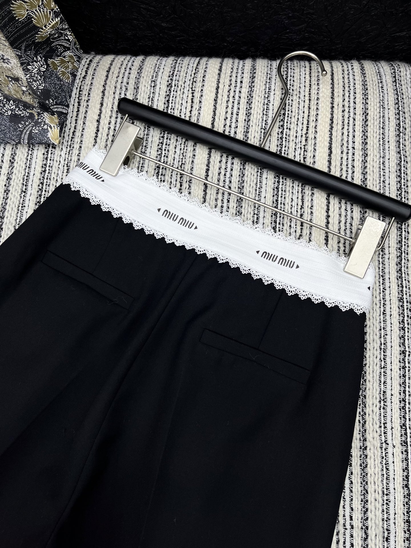 🛒𝐍𝐄𝐖 · 𝟐𝟎𝟐5/爆款现货

原单品质  Miu Mi*｜✔️时髦精们衣橱必备的一条百慕大中裤
经