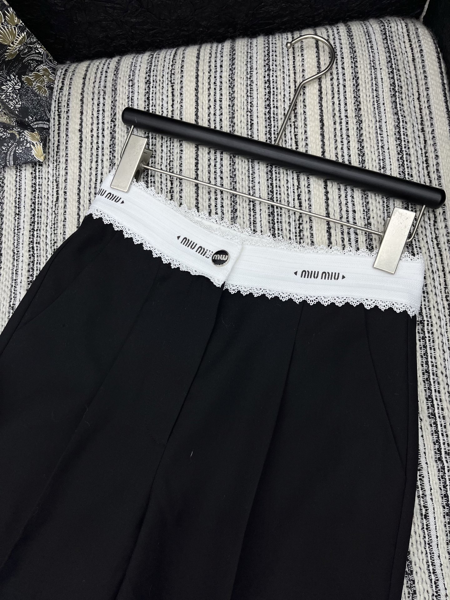 🛒𝐍𝐄𝐖 · 𝟐𝟎𝟐5/爆款现货

原单品质  Miu Mi*｜✔️时髦精们衣橱必备的一条百慕大中裤
经