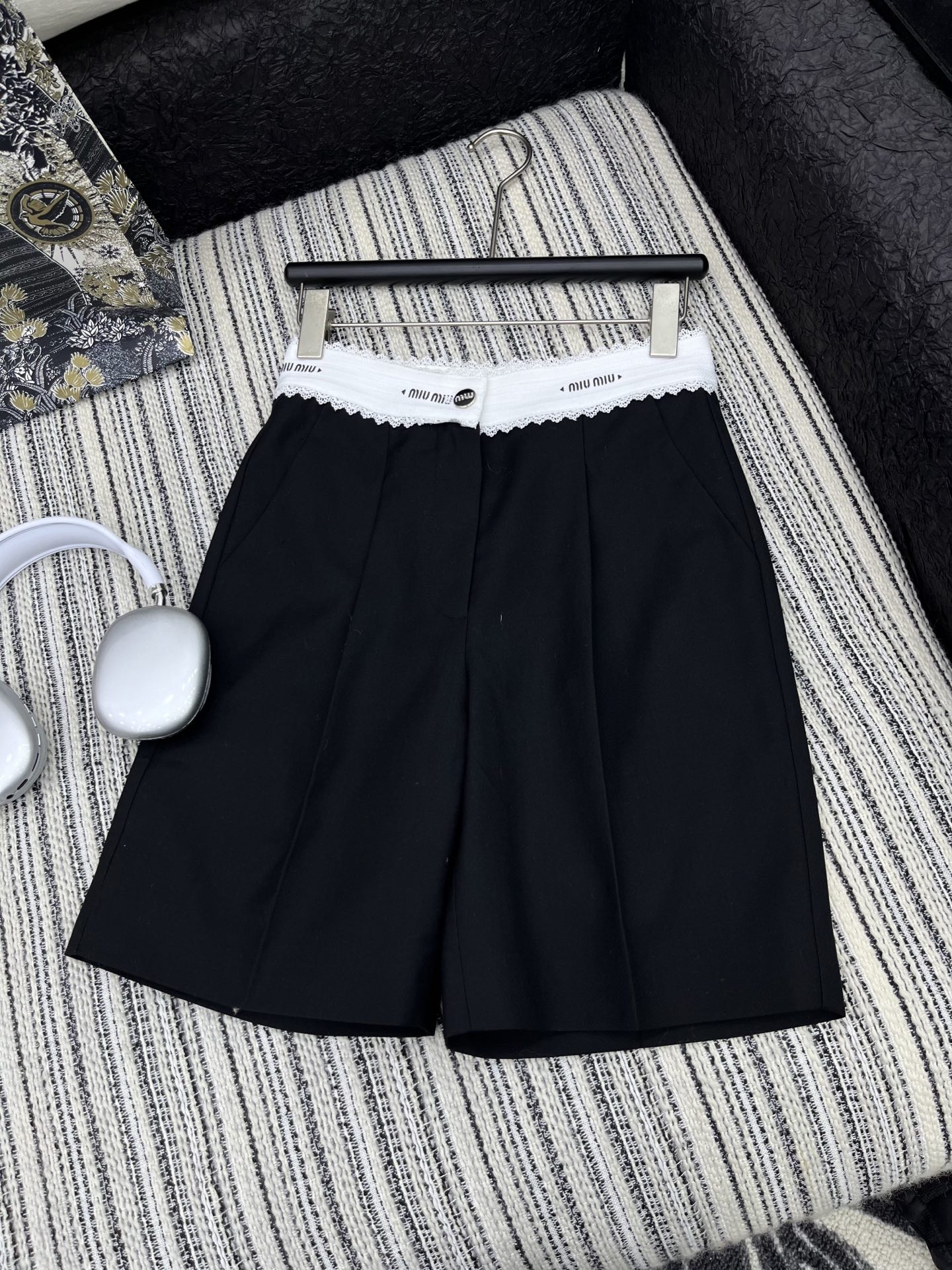 🛒𝐍𝐄𝐖 · 𝟐𝟎𝟐5/爆款现货

原单品质  Miu Mi*｜✔️时髦精们衣橱必备的一条百慕大中裤
经