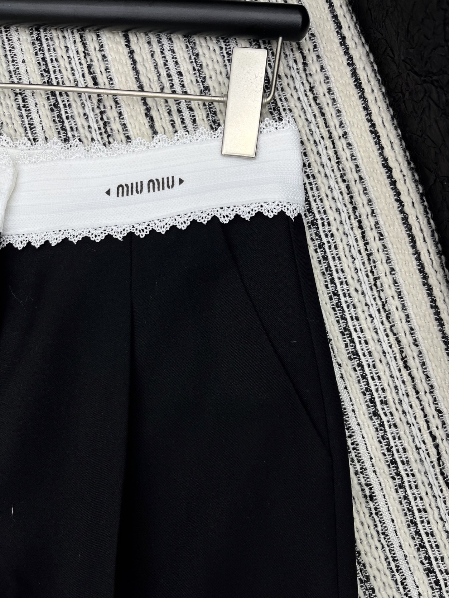 🛒𝐍𝐄𝐖 · 𝟐𝟎𝟐5/爆款现货

原单品质  Miu Mi*｜✔️时髦精们衣橱必备的一条百慕大中裤
经