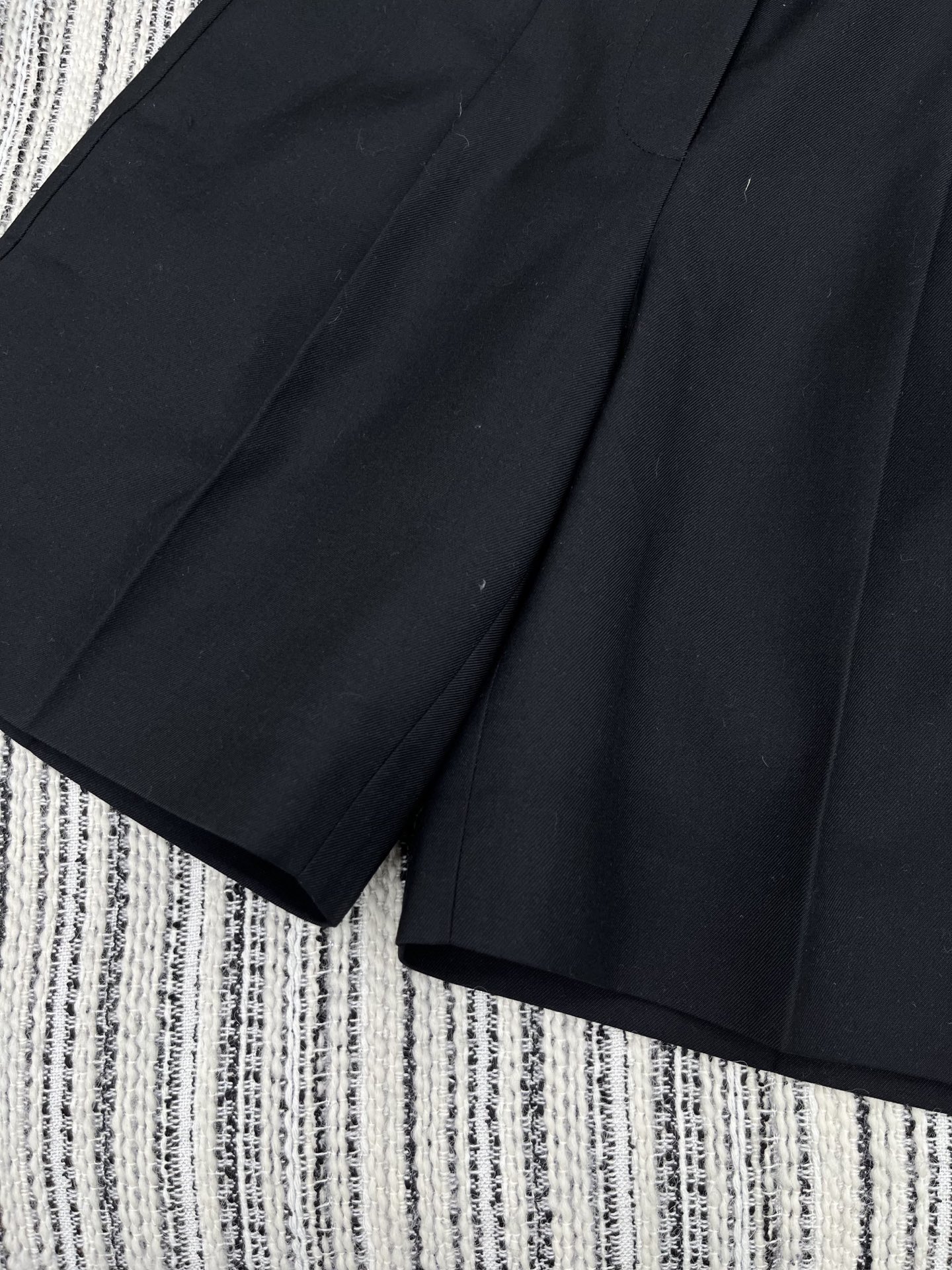 🛒𝐍𝐄𝐖 · 𝟐𝟎𝟐5/爆款现货

原单品质  Miu Mi*｜✔️时髦精们衣橱必备的一条百慕大中裤
经