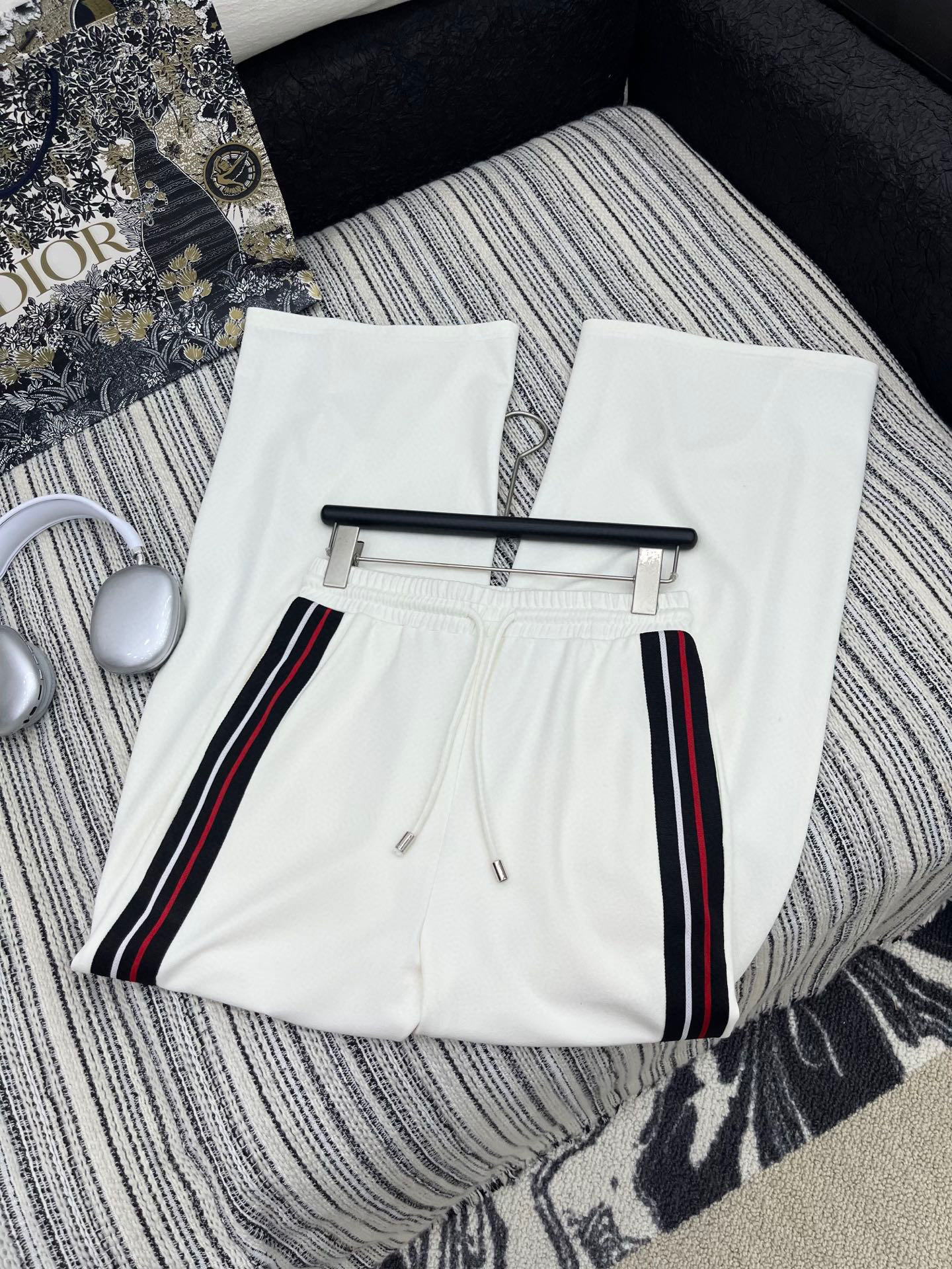 🛒𝐍𝐄𝐖 · 𝟐𝟎𝟐5/爆款现货

原单品质  Dio*｜25新款运动休闲裤
重工抽绳松紧腰工艺   高