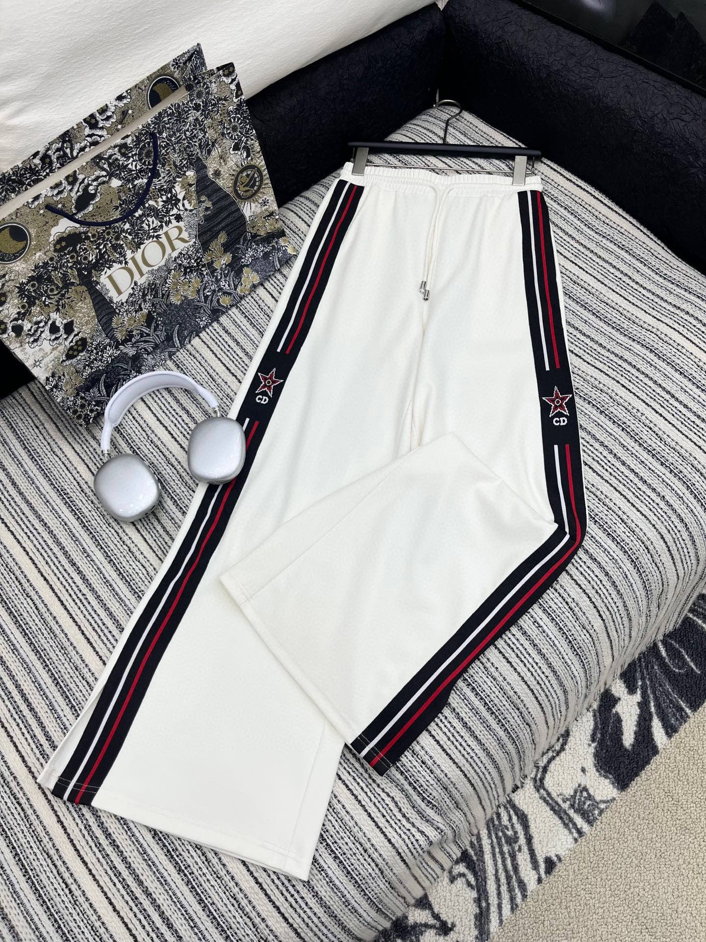 🛒𝐍𝐄𝐖 · 𝟐𝟎𝟐5/爆款现货

原单品质  Dio*｜25新款运动休闲裤
重工抽绳松紧腰工艺   高