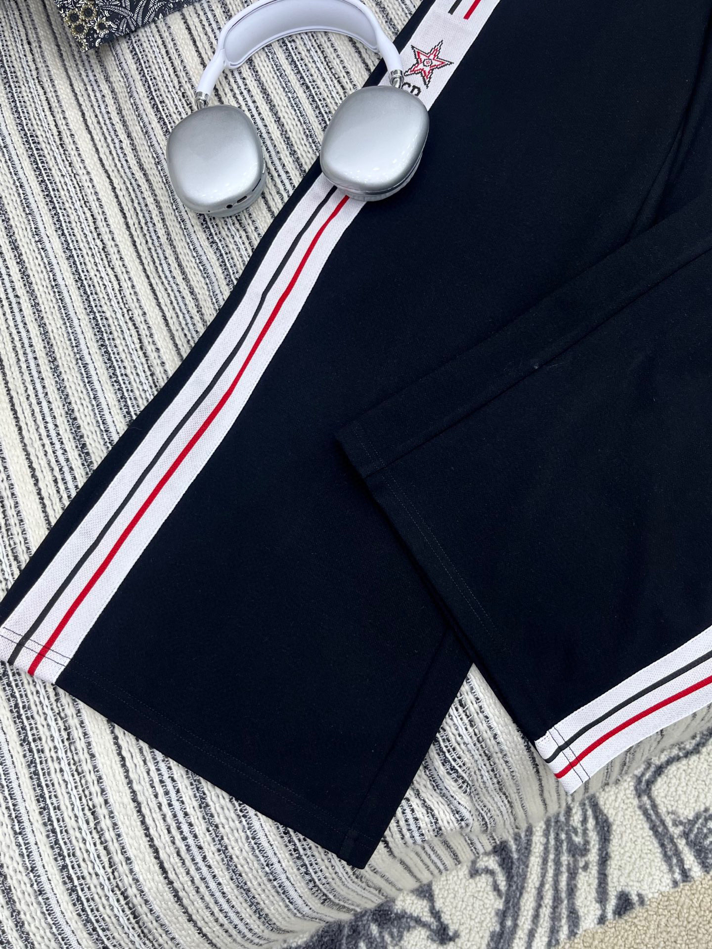 🛒𝐍𝐄𝐖 · 𝟐𝟎𝟐5/爆款现货

原单品质  Dio*｜25新款运动休闲裤
重工抽绳松紧腰工艺   高