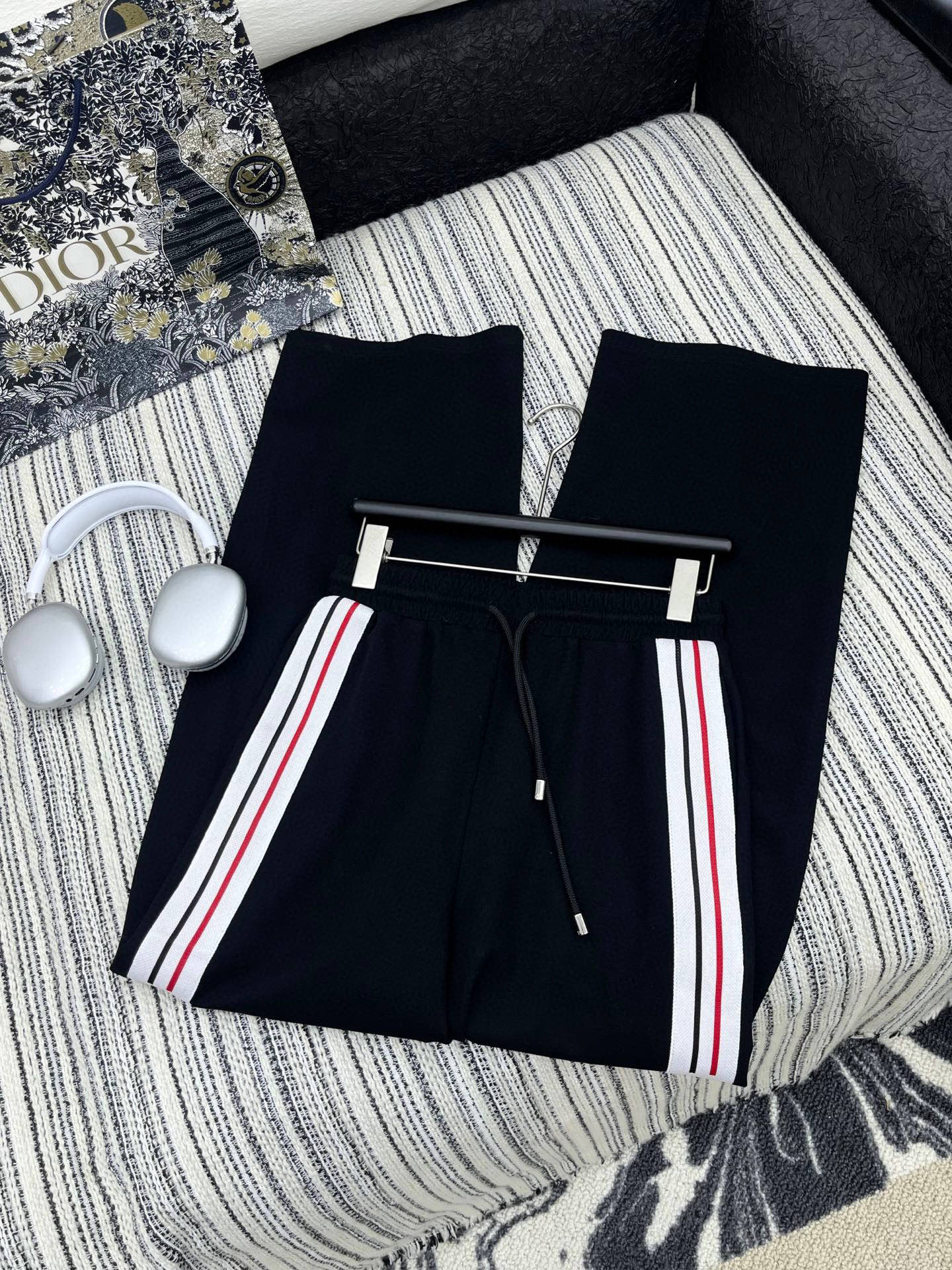 🛒𝐍𝐄𝐖 · 𝟐𝟎𝟐5/爆款现货

原单品质  Dio*｜25新款运动休闲裤
重工抽绳松紧腰工艺   高