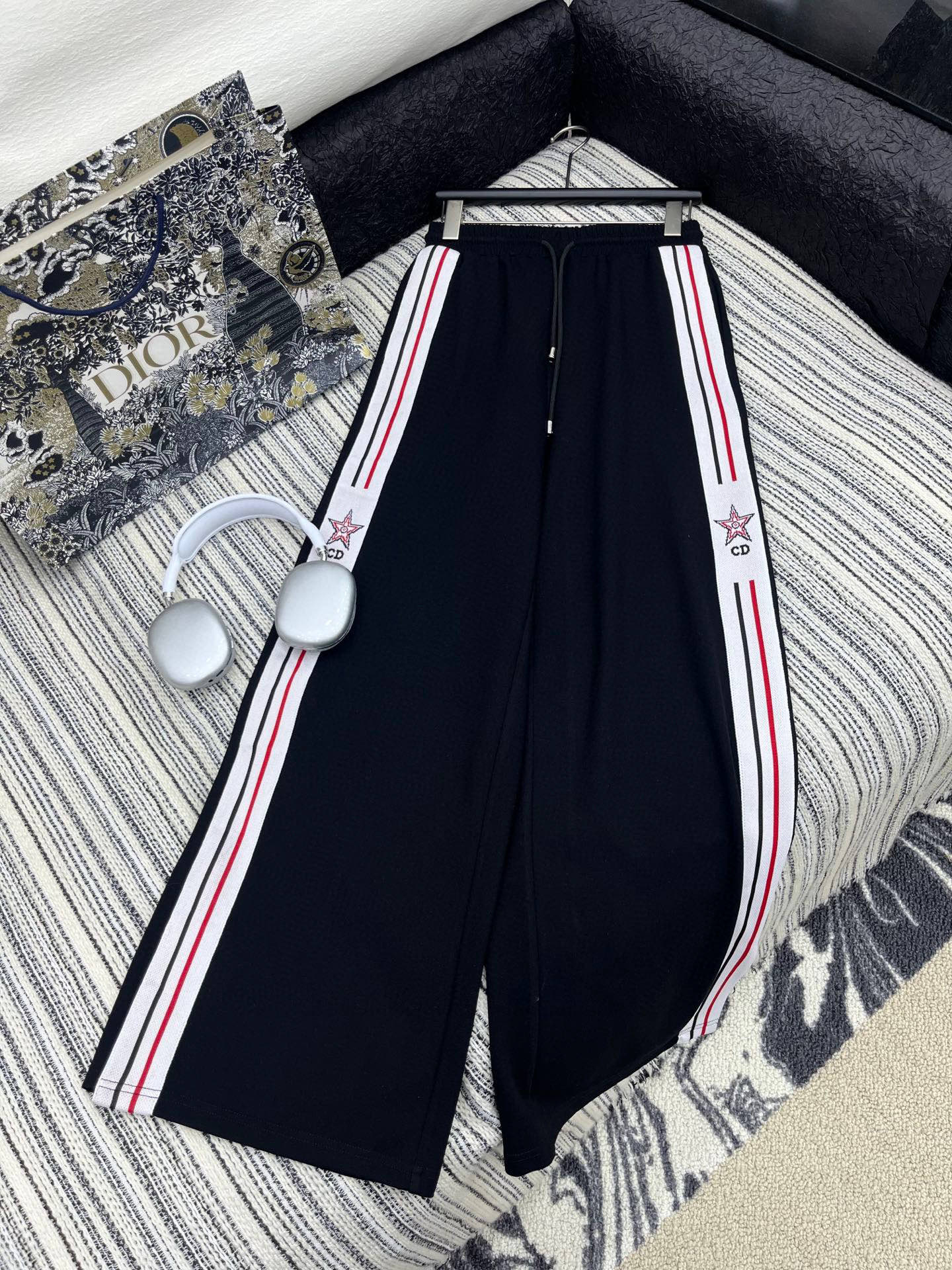 🛒𝐍𝐄𝐖 · 𝟐𝟎𝟐5/爆款现货

原单品质  Dio*｜25新款运动休闲裤
重工抽绳松紧腰工艺   高