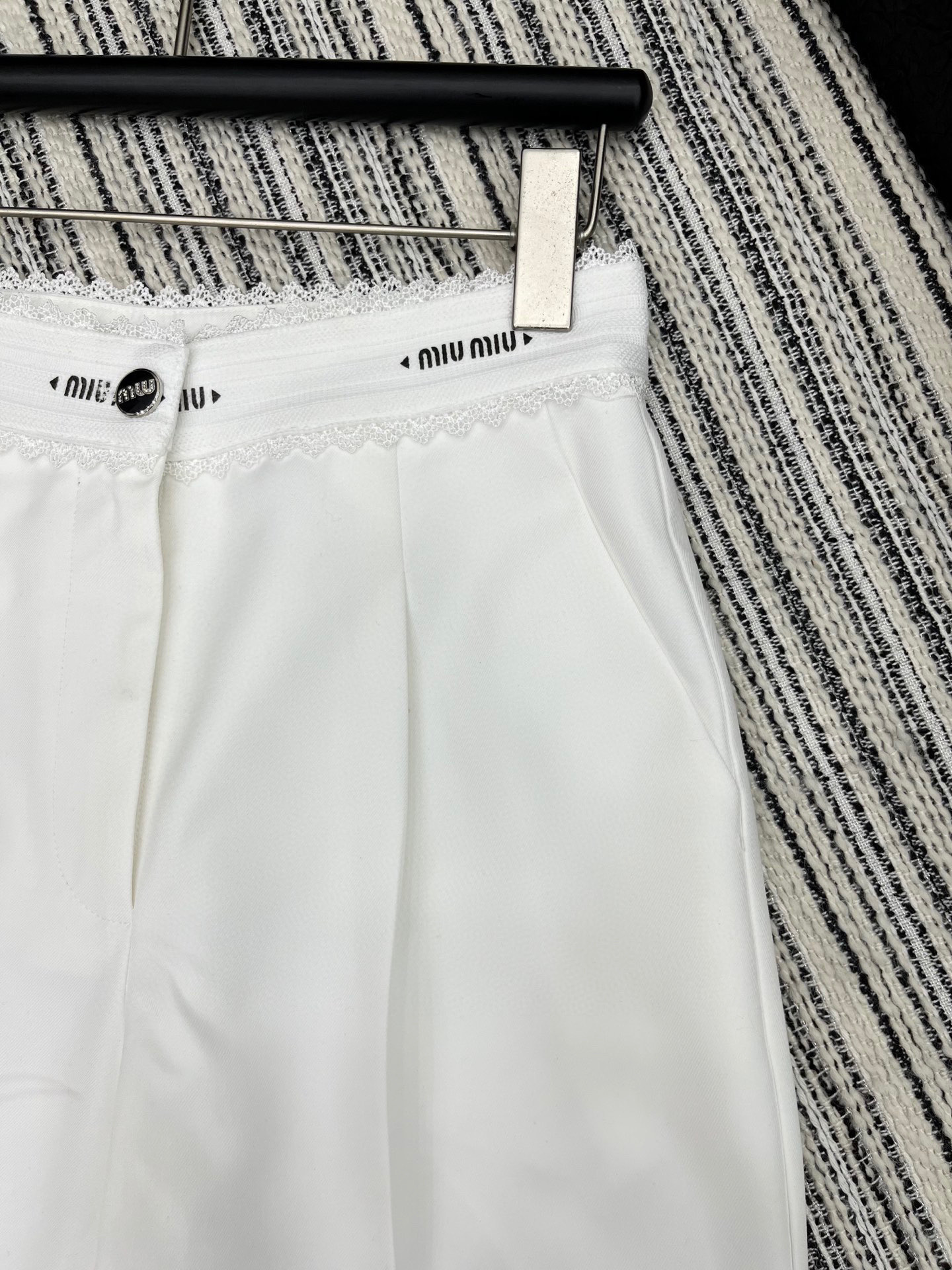🛒𝐍𝐄𝐖 · 𝟐𝟎𝟐5/爆款现货

原单品质  Miu Mi*｜✔️时髦精们衣橱必备的一条百慕大中裤
经