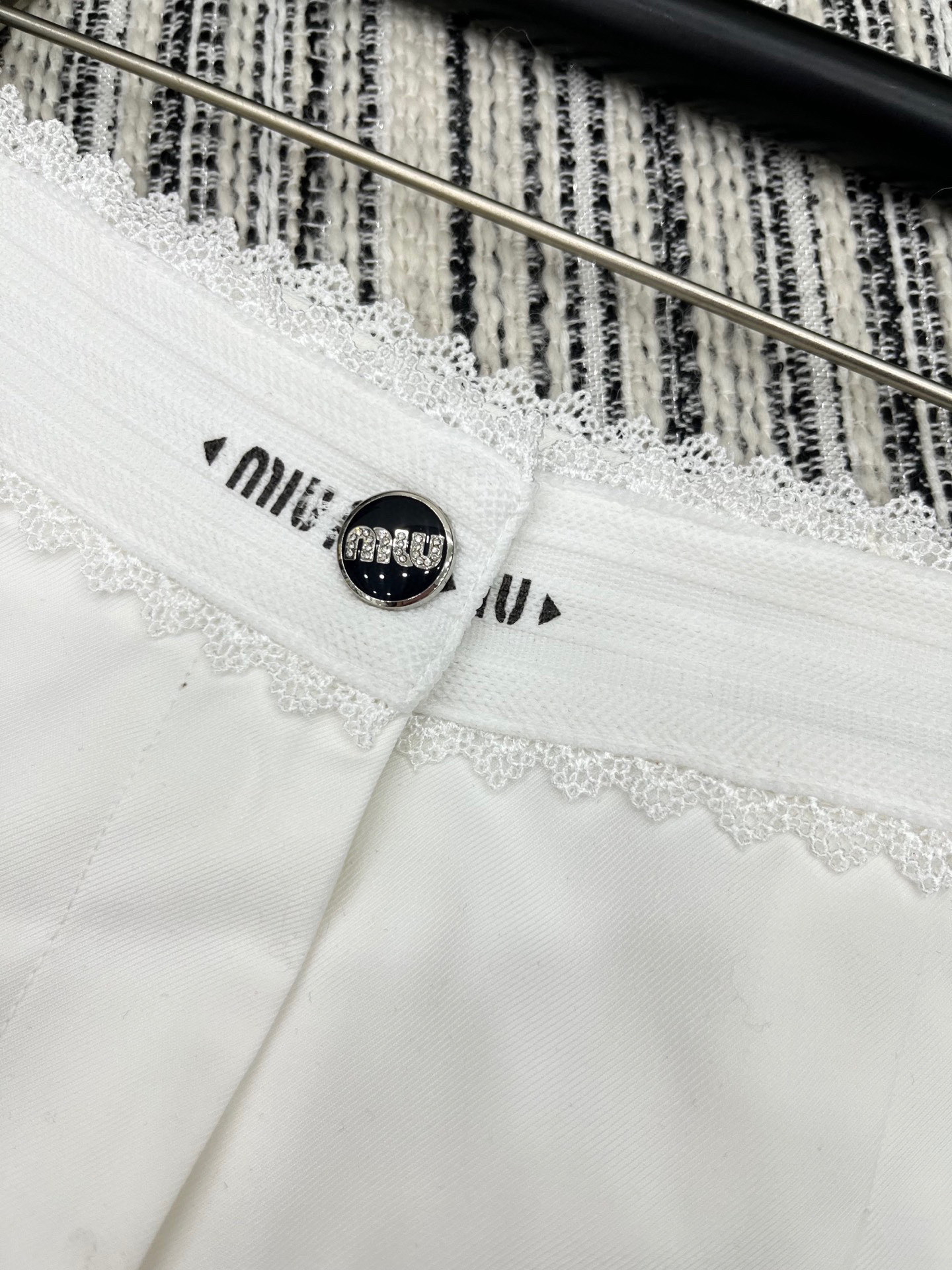🛒𝐍𝐄𝐖 · 𝟐𝟎𝟐5/爆款现货

原单品质  Miu Mi*｜✔️时髦精们衣橱必备的一条百慕大中裤
经