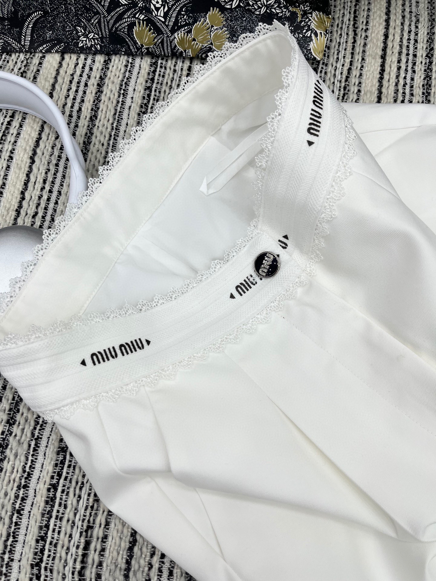 🛒𝐍𝐄𝐖 · 𝟐𝟎𝟐5/爆款现货

原单品质  Miu Mi*｜✔️时髦精们衣橱必备的一条百慕大中裤
经