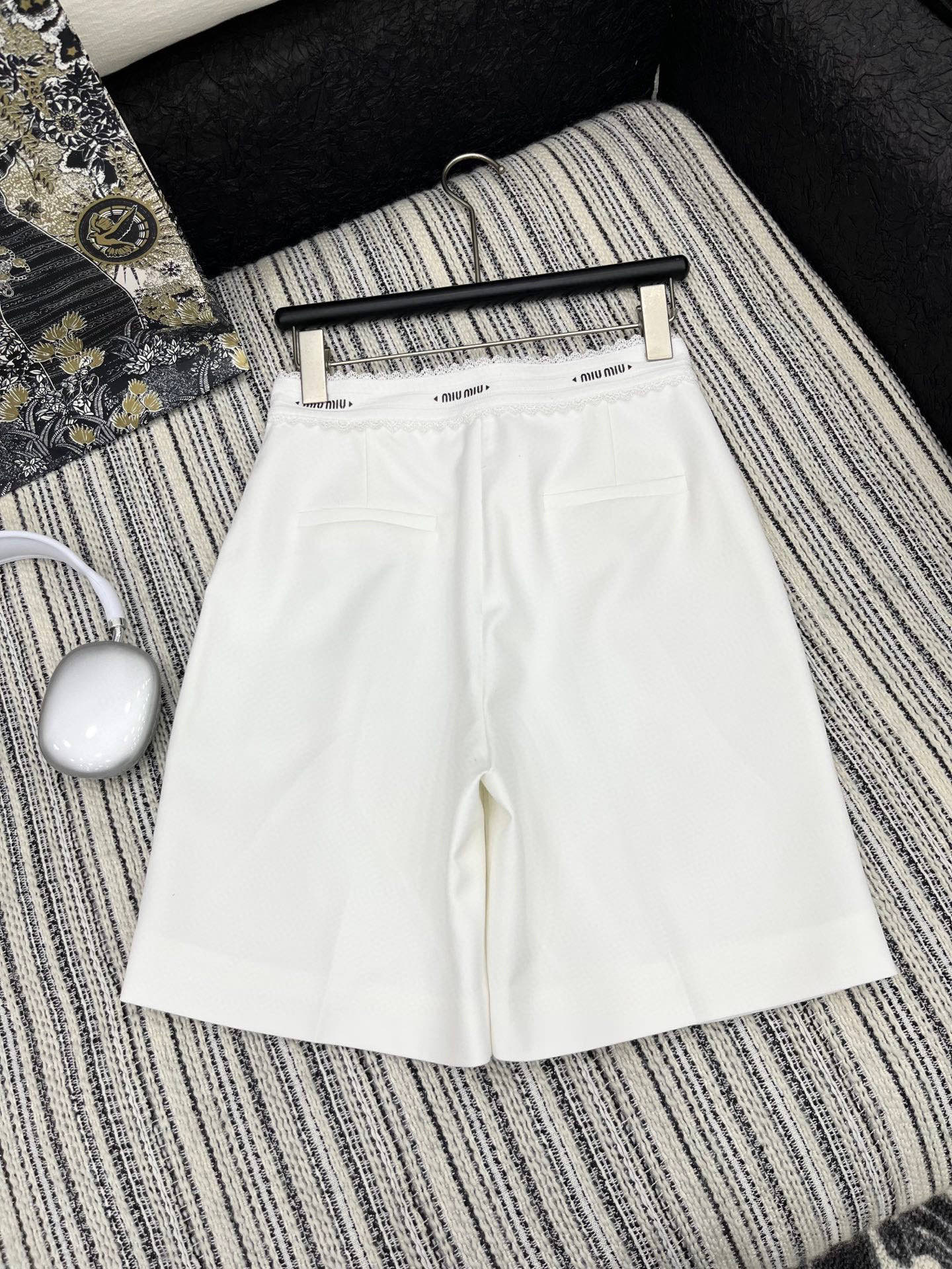 🛒𝐍𝐄𝐖 · 𝟐𝟎𝟐5/爆款现货

原单品质  Miu Mi*｜✔️时髦精们衣橱必备的一条百慕大中裤
经
