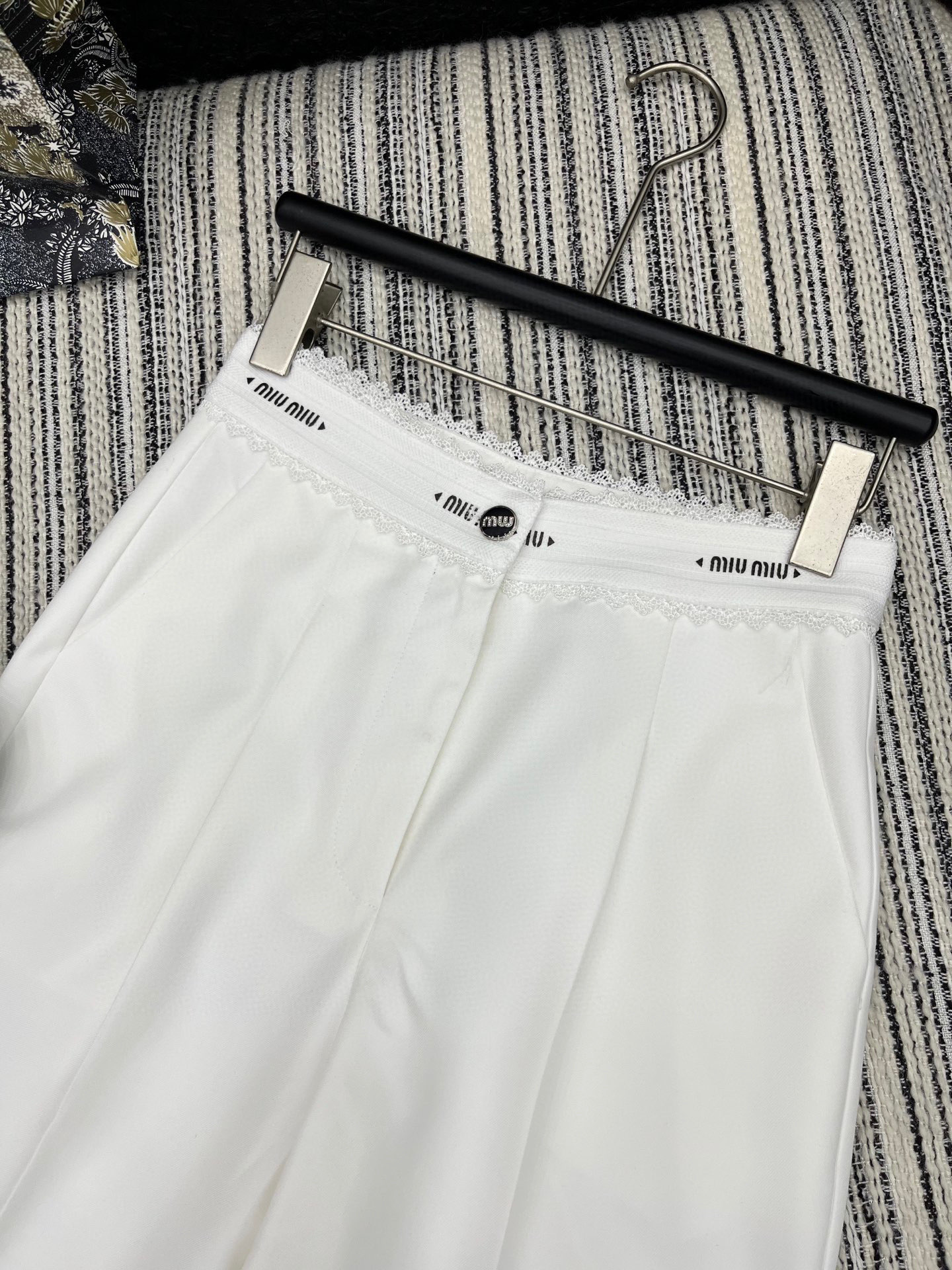 🛒𝐍𝐄𝐖 · 𝟐𝟎𝟐5/爆款现货

原单品质  Miu Mi*｜✔️时髦精们衣橱必备的一条百慕大中裤
经